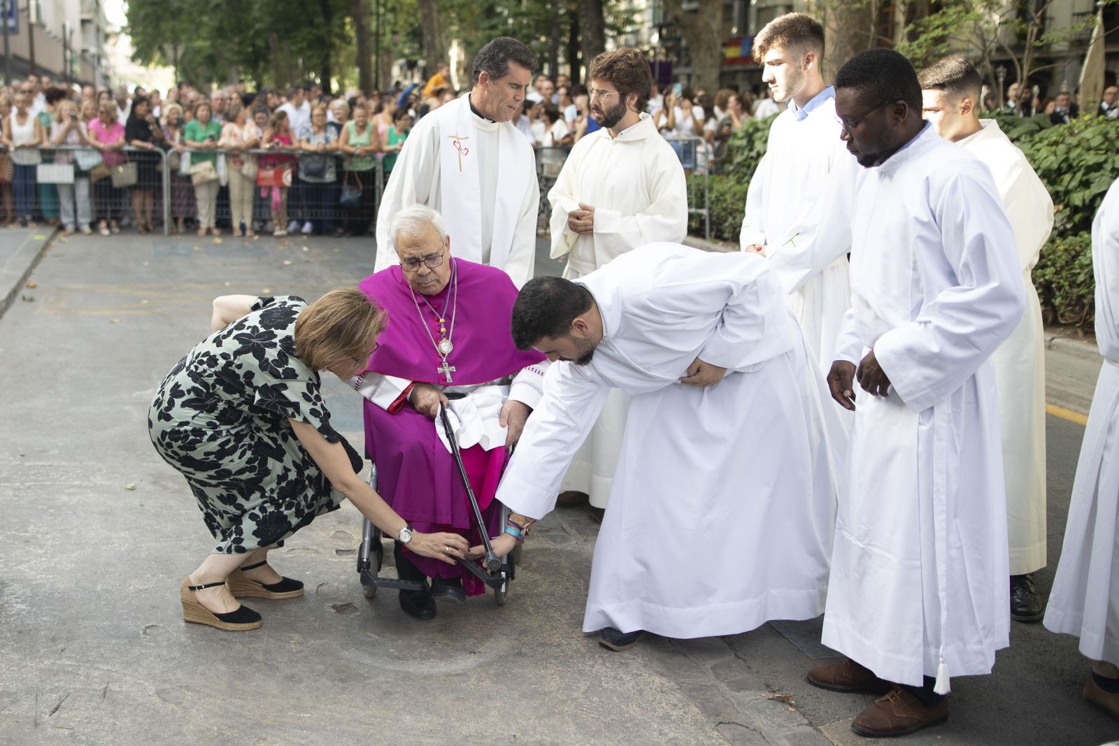 Granada se lanza a la calle con su Virgen de las Angustias
