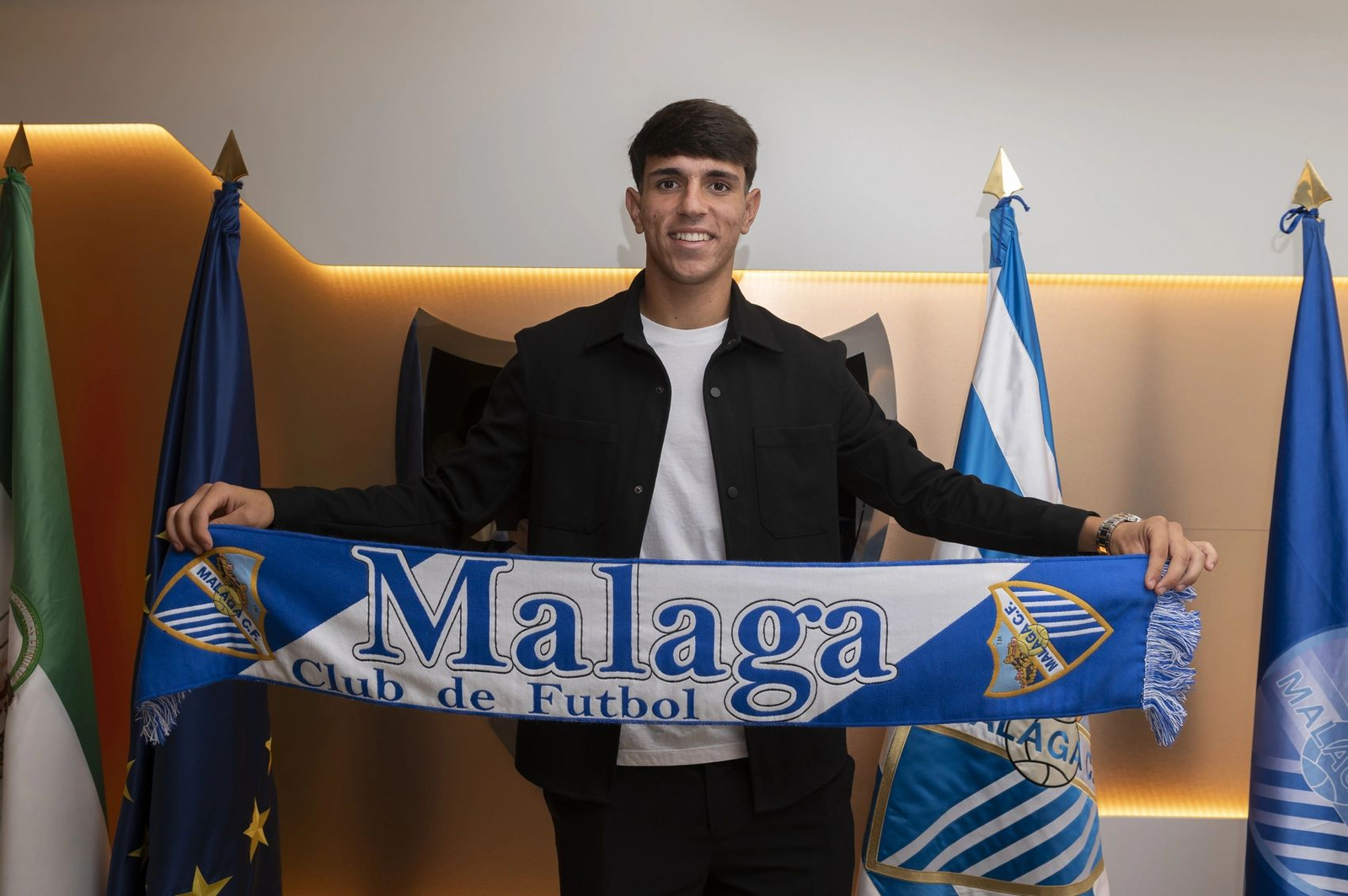 Izan Merino posa tras su renovación