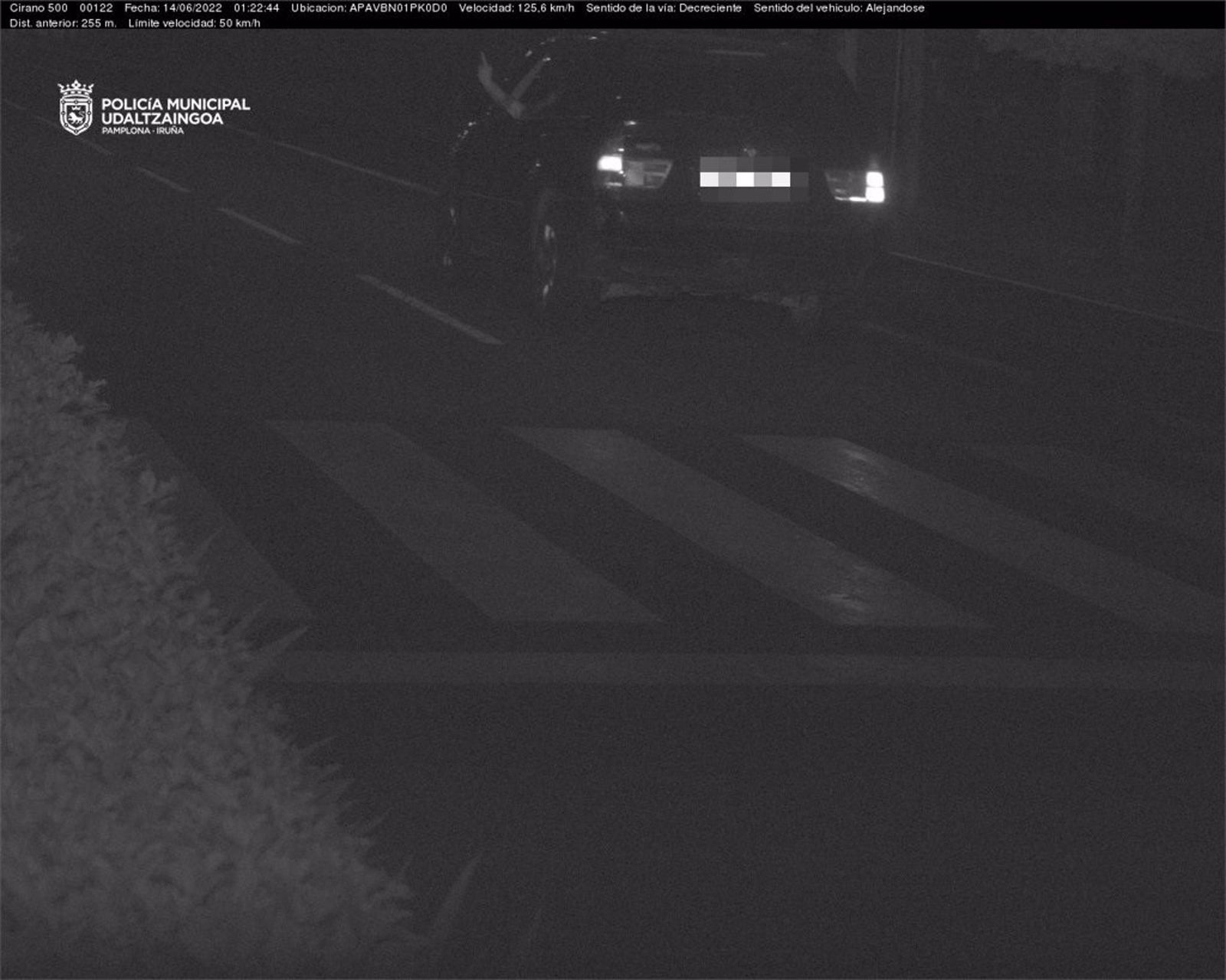 Circula a 125 km/h de madrugada en Pamplona y le hace una peineta al radar