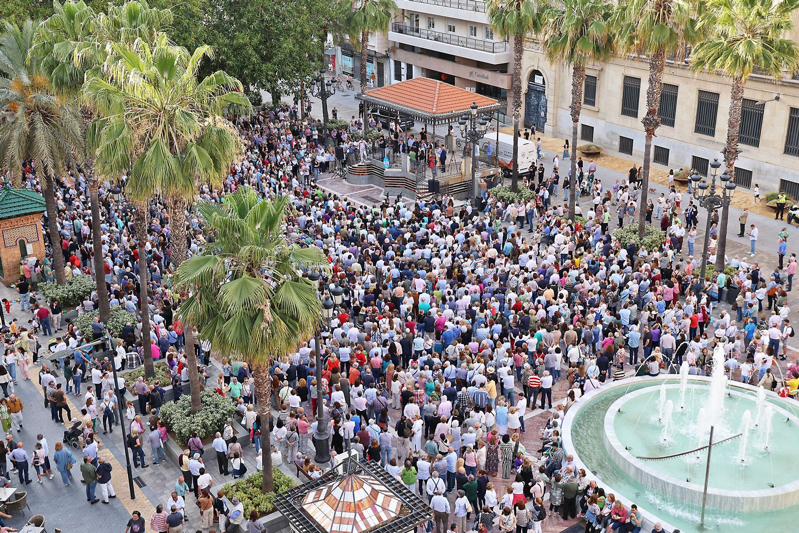 Imágenes de la concentración por las infraestructuras para Huelva