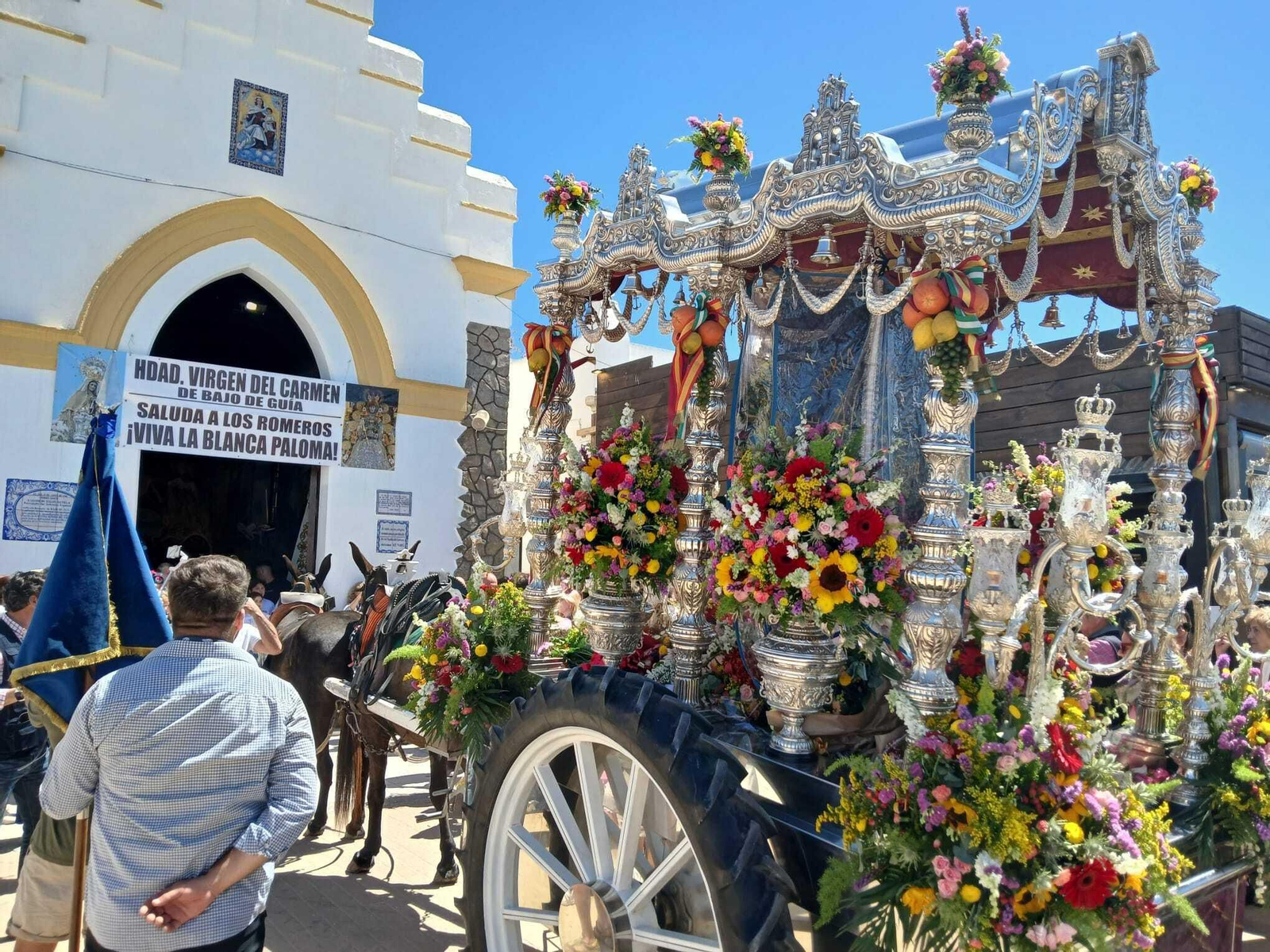 Rocío 2024: Imágenes del Primer día de embarque de romeros en Bajo de Guía en Sanlúcar
