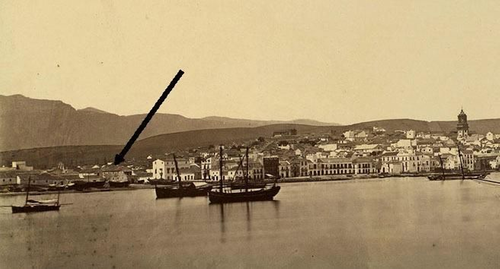 Fotografía tomada por Charles Clifford en el año 1859. Con una flecha se señala el varadero-astillero que existía en ese año en la playa, junto al río de la Miel.