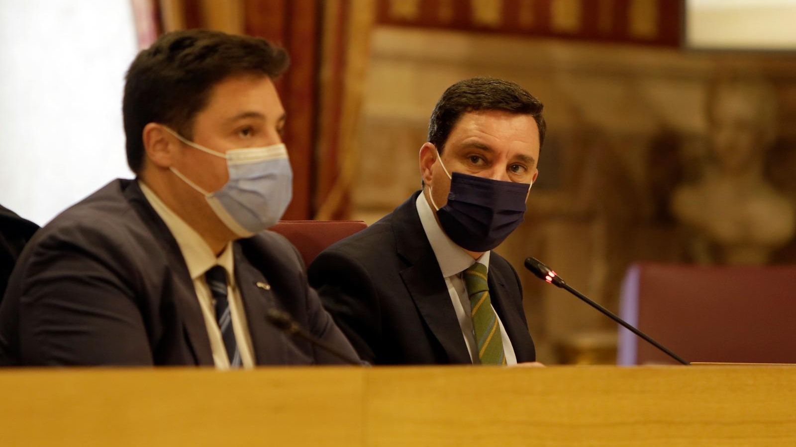 El portavoz del PP municipal Juan de la Rosa durante el pleno del Metro.