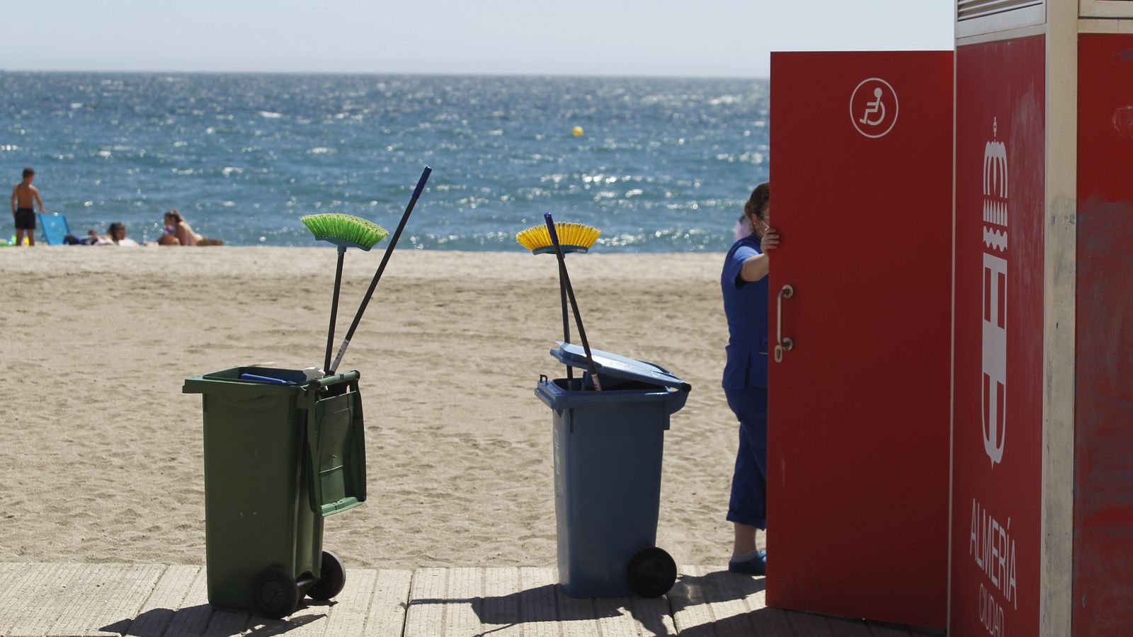 Limpieza de los baños públicos de la playa de Almería