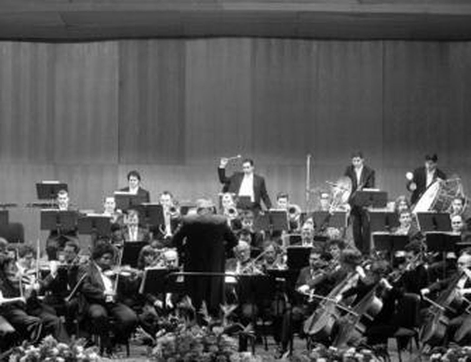 La Orquesta de Córdoba, durante uno de sus conciertos; al fondo, la concha acústica actual.