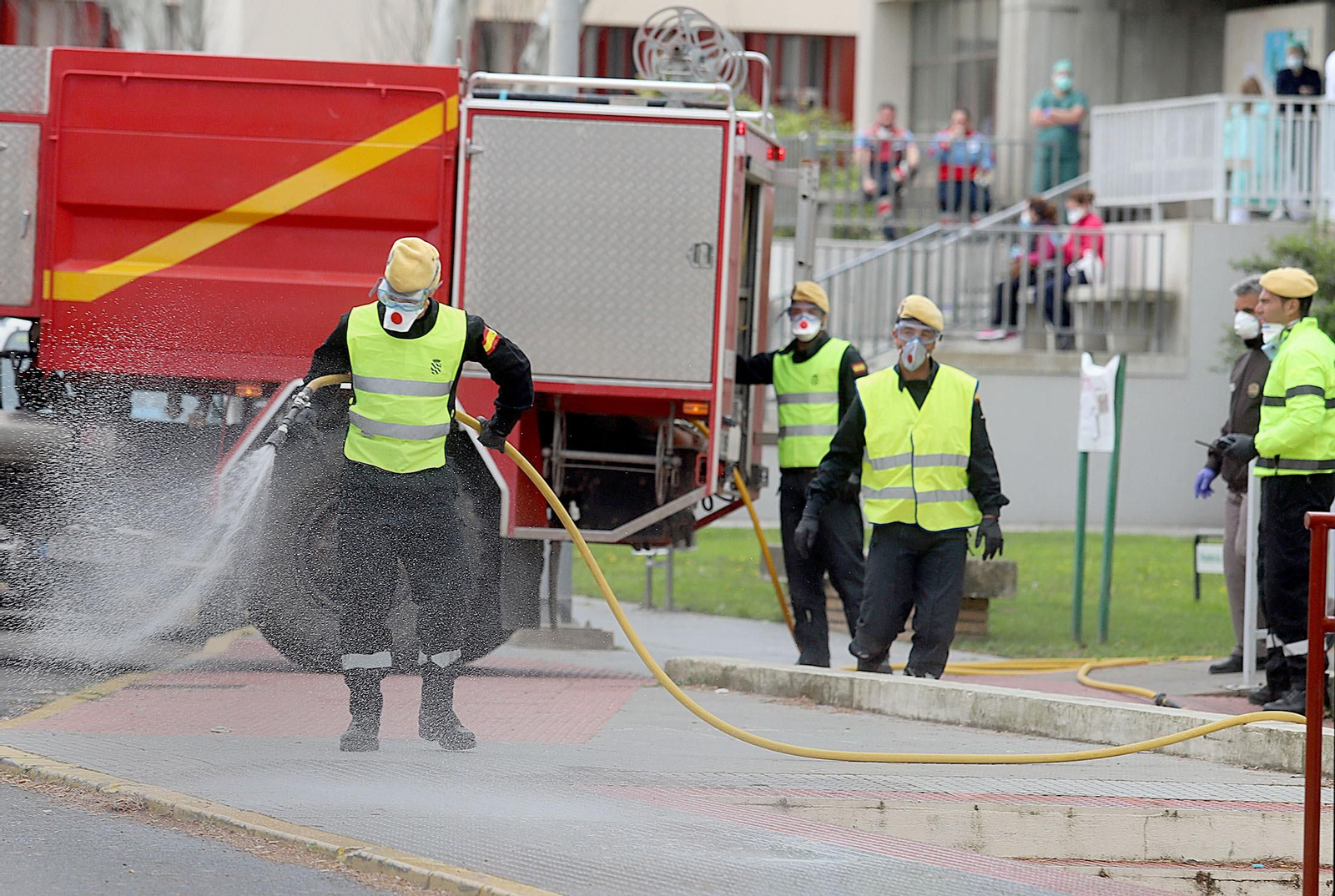 Imágenes de la UME realizando trabajos de limpieza y desinfección en el Hospital Infanta Elena de Huelva