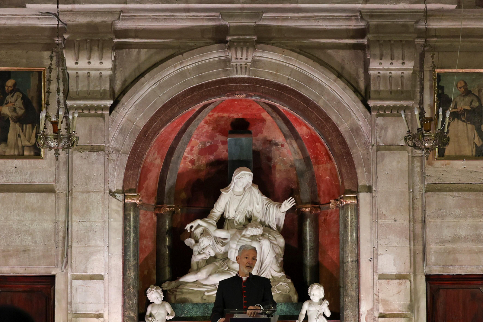 Colocan la primera viga de la nueva cubierta de la Catedral de Málaga, en fotos