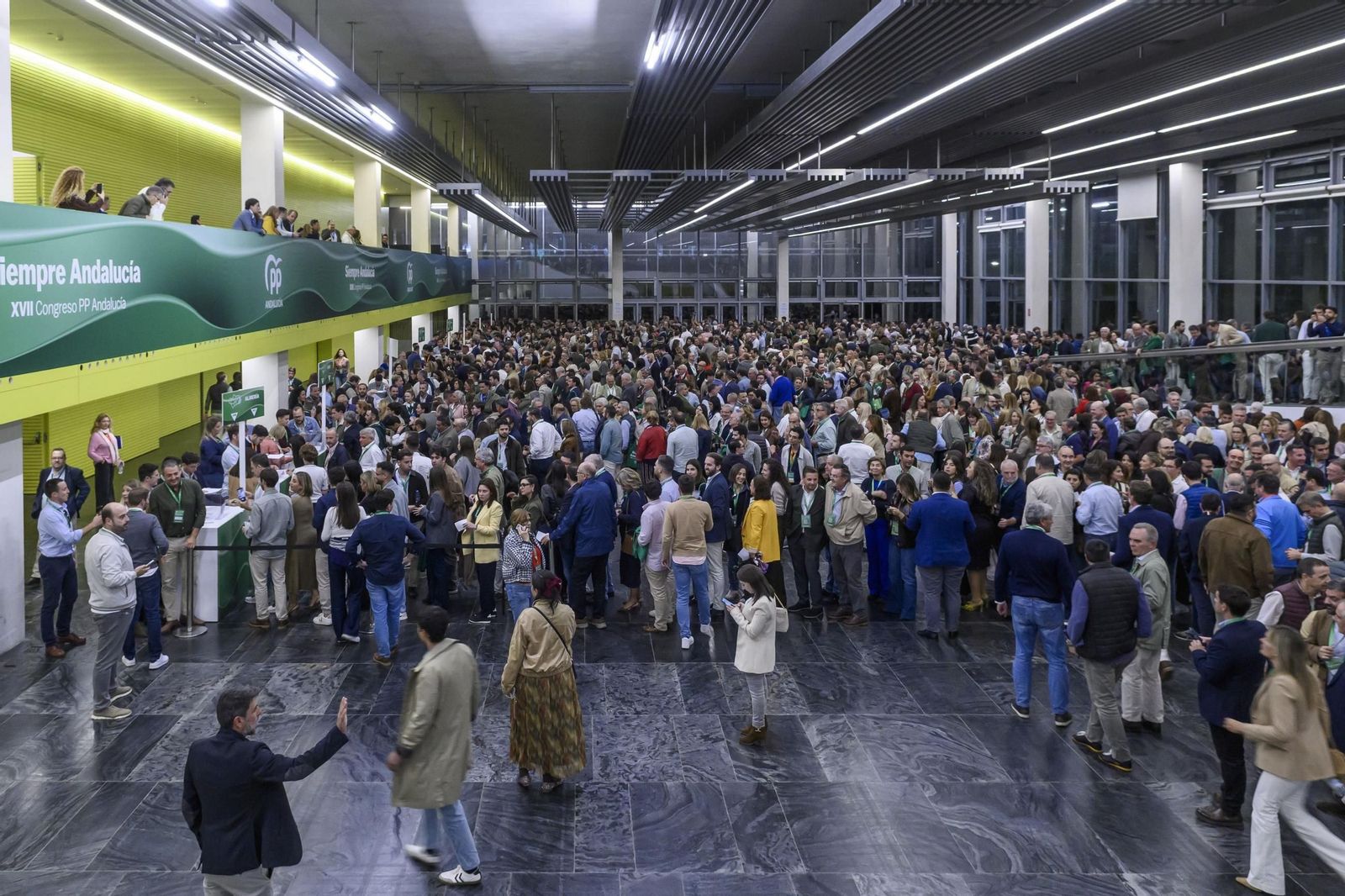 C DE CONGRESOS. El PP y el PSOE han celebrado este año sus congresos regionales para afrontar en 2026 las elecciones autonómicas. María Jesús Montero relevó al frente de los socialistas a Juan Espadas, lastrado por los resultados electorales; y Juanma Moreno sigue incontestable al frente de los populares.