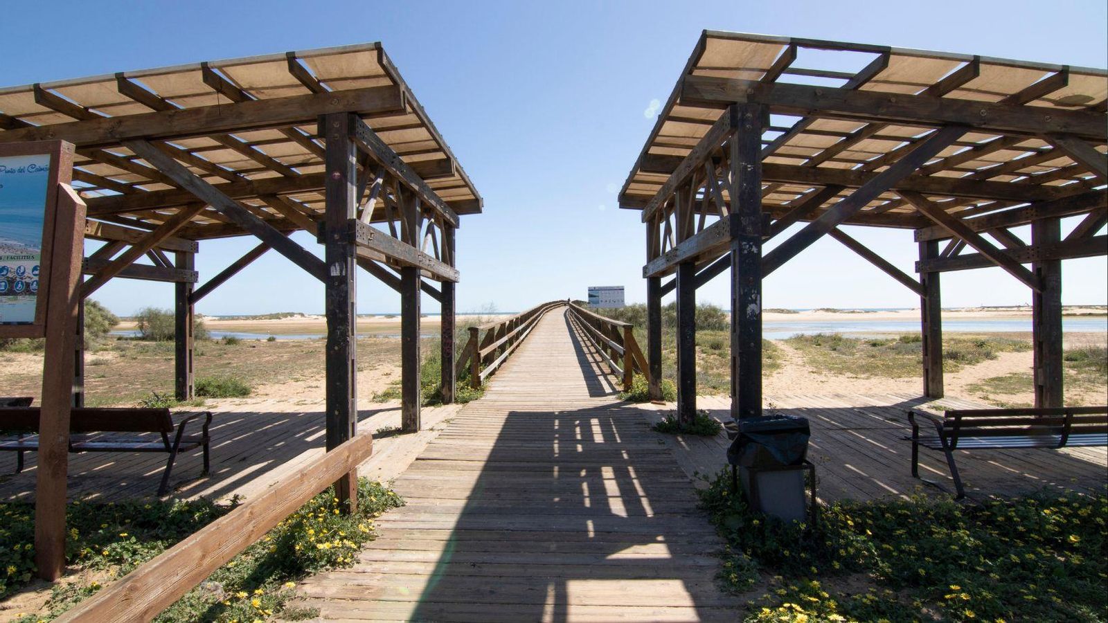 Pasarela de la Gola hacia la playa de La Gaviota Pasarela de la Gola hacia la playa de La Gaviota