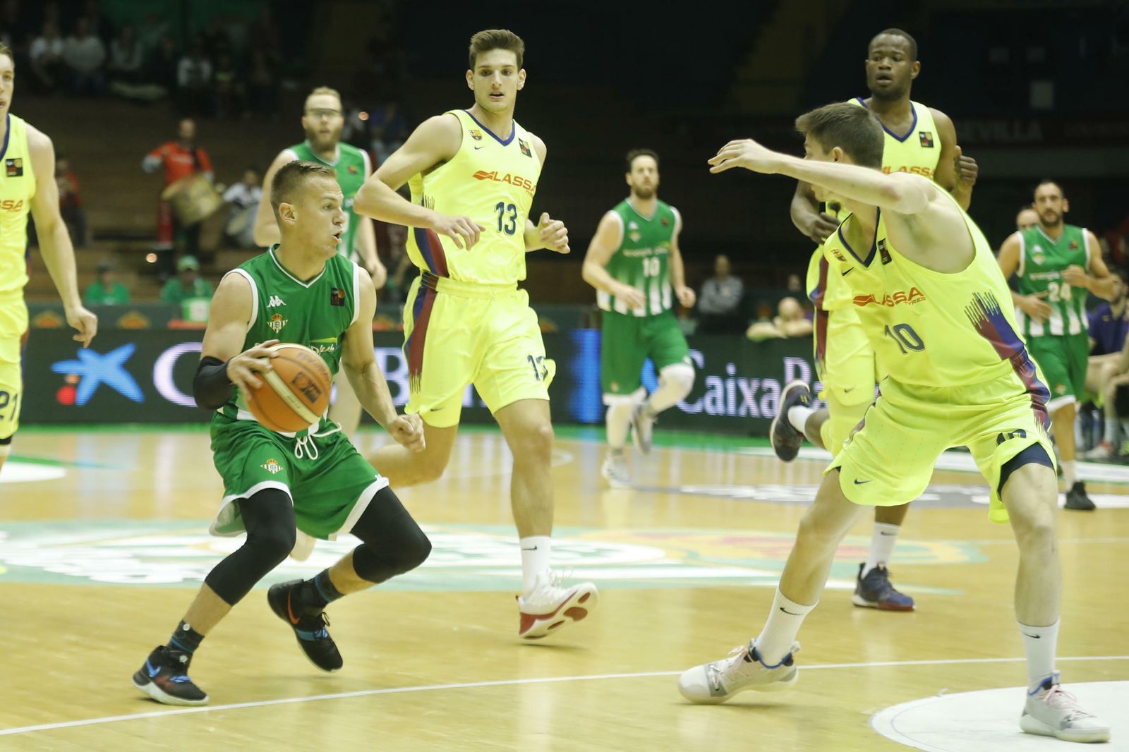 Dee encara a Aleix Font en un contragolpe en el partido del pasado viernes en San Pablo del Betis Energía Plus ante el Barcelona B.