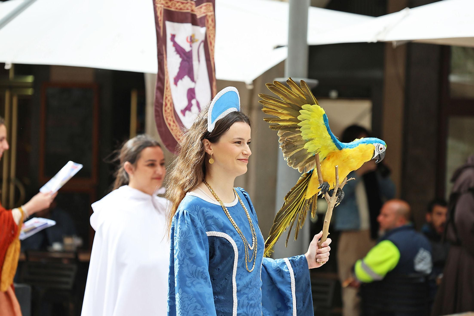 Imágenes del pasacalles de la Feria Medieval de Palos de la Frontera por las calles de Huelva
