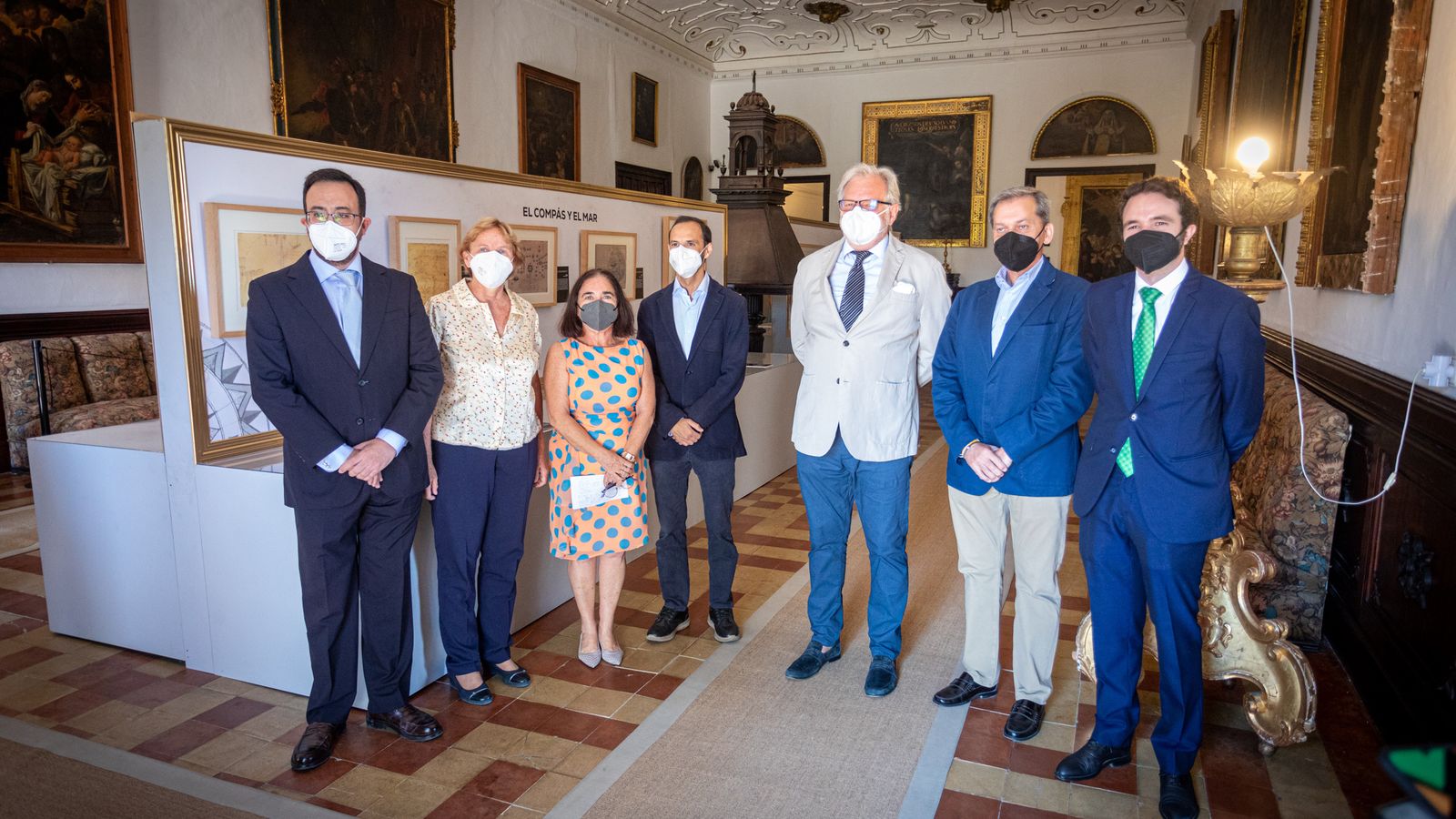 Autoridades y organizadores, durante la inauguración de la exposición 'La fábrica del mundo', en el Palacio Ducal de Medina Sidonia en Sanlúcar.