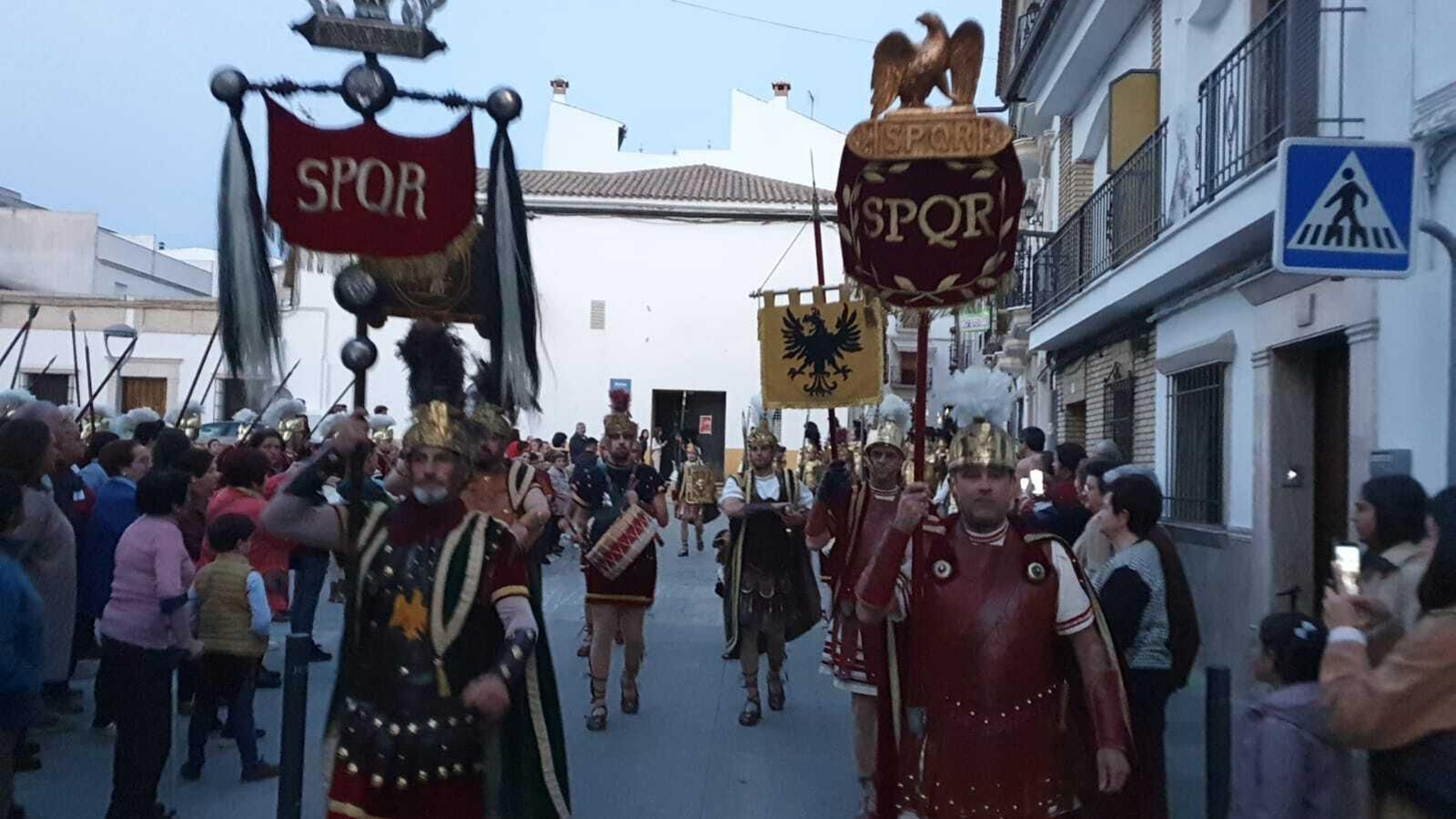 Lunes Santo en Castro del Río: La ofrenda floral de las escoltas romanas, en fotografías