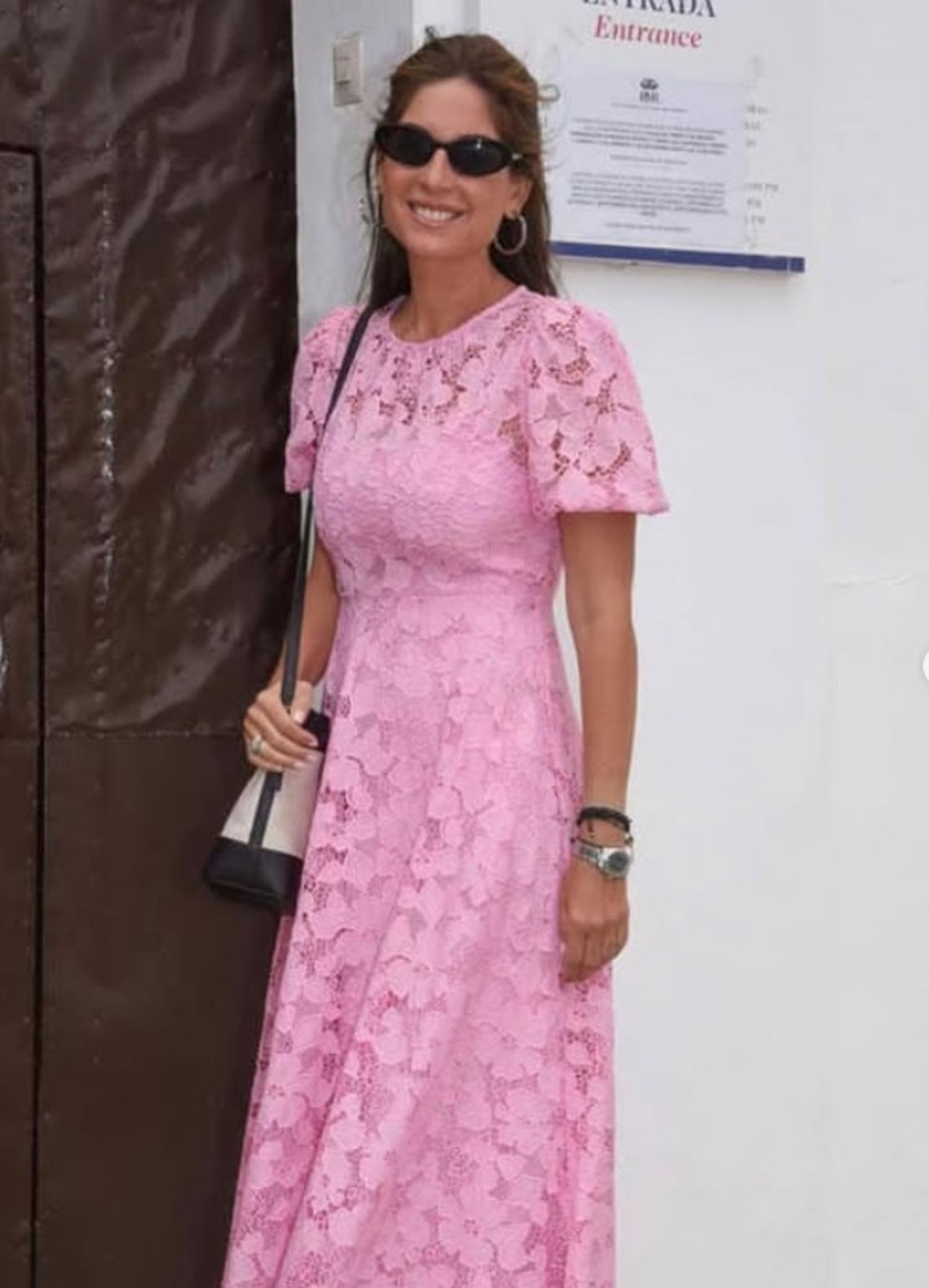 Los vestidos en tonos pastel o con estampados sutiles toman protagonismo en los eventos de primavera.