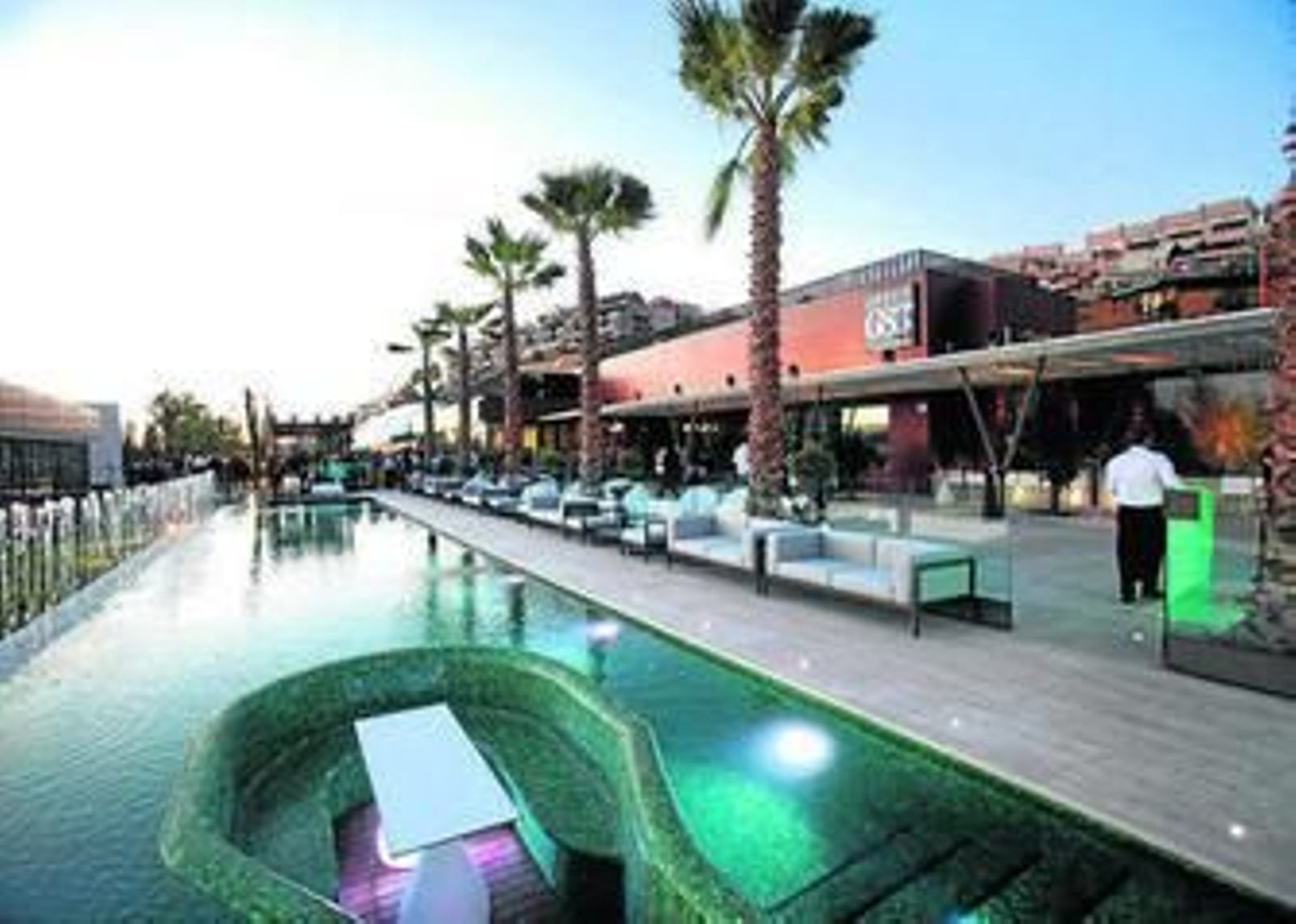 La Fiscalía denunció por construir esta sala de fiestas en lugar de un parque infantil en este lugar.