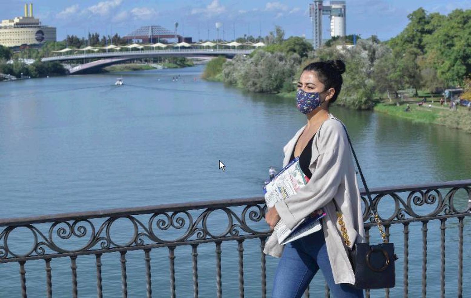 Un joven pasea por Sevilla con buen tiempo.