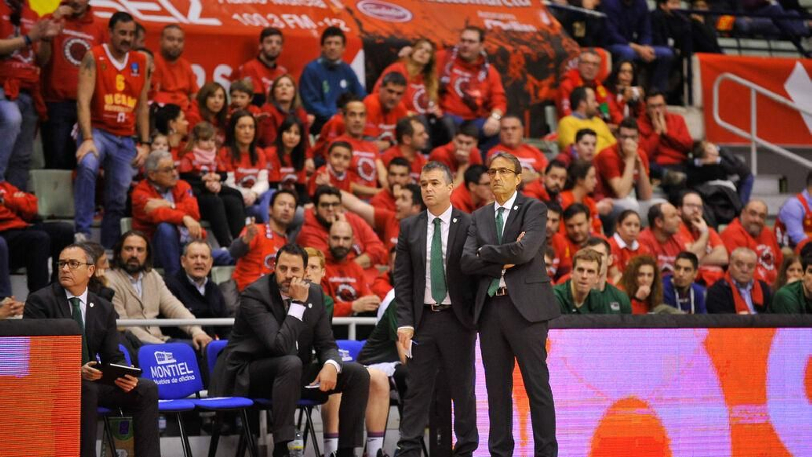 Luis Casimiro y su cuerpo técnico en el último partido disputado en Murcia del Unicaja.