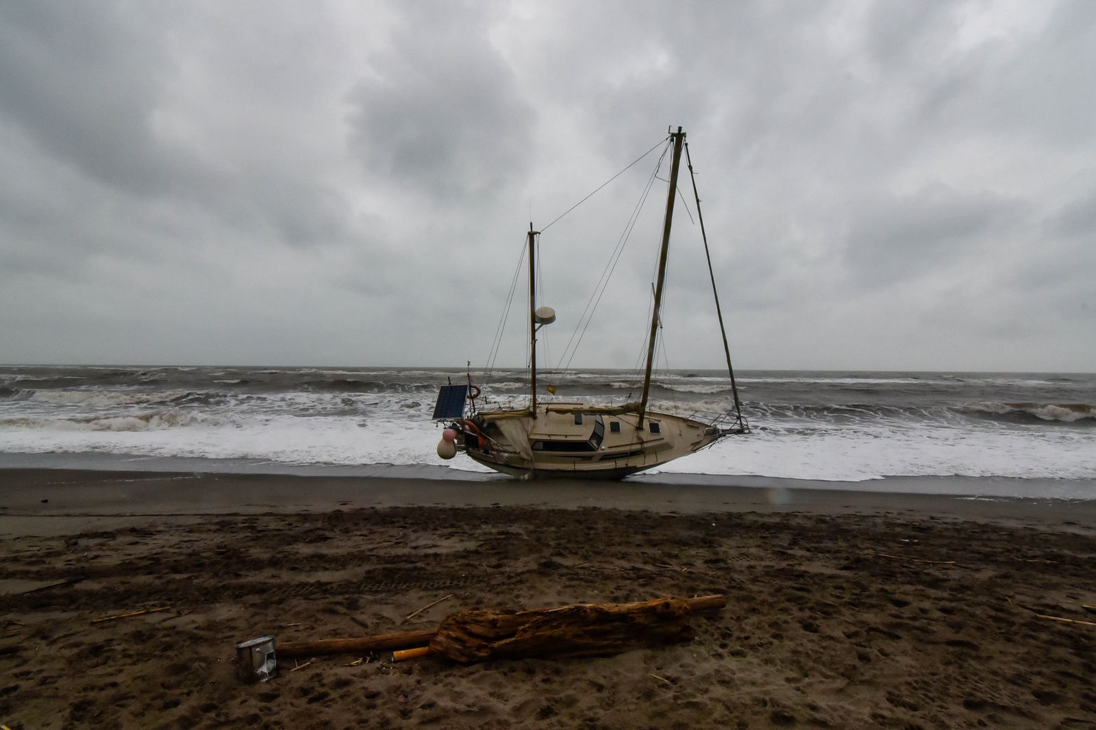 Velero varado en la playa de la Alcaidesa
