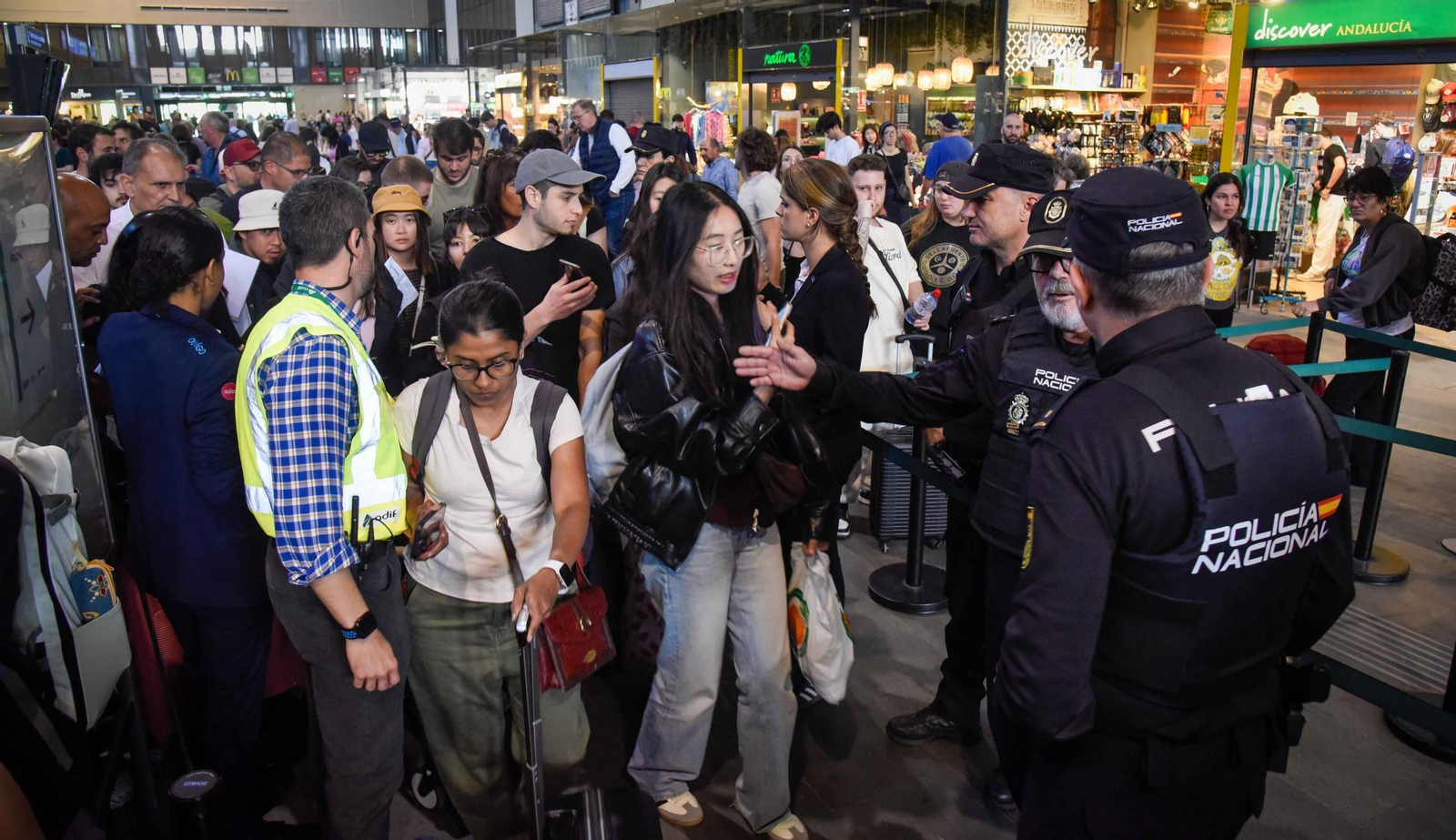 Caos en Santa Justa el día después del apagón