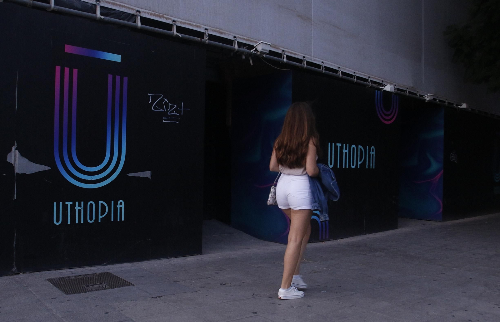 Una joven camina a la altura de la discoteca Uthopia, en Plaza de Armas.