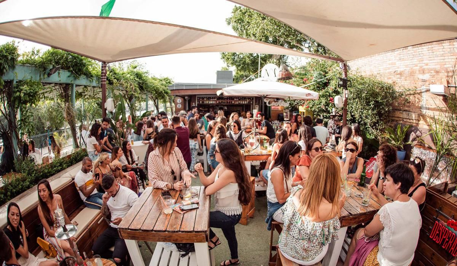 Los hosteleros de Sevilla se revuelven contra la propuesta de Yolanda Díaz de adelantar el cierre de los restaurantes