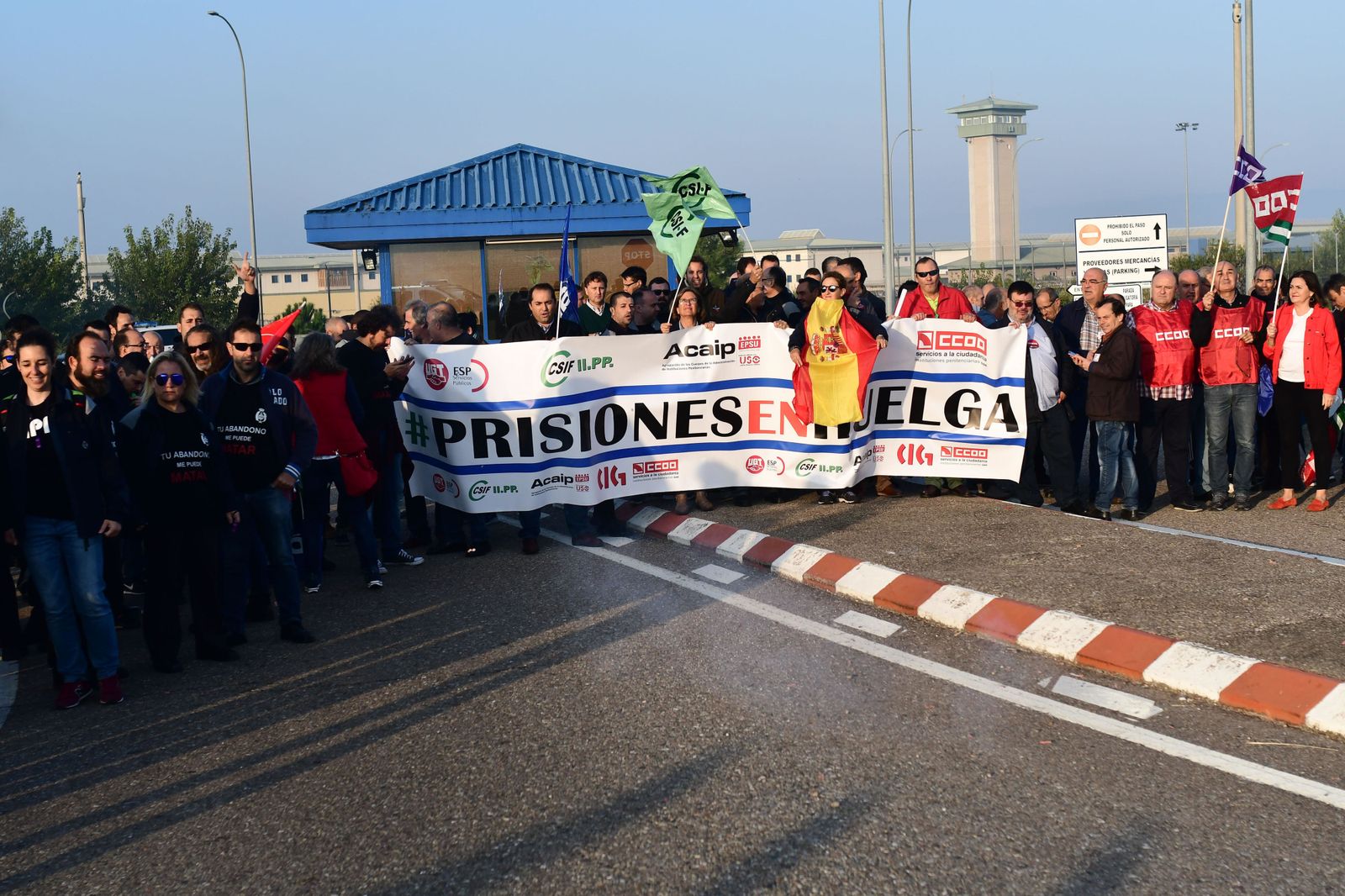 Un momento de la protesta en la entrada de la cárcel.