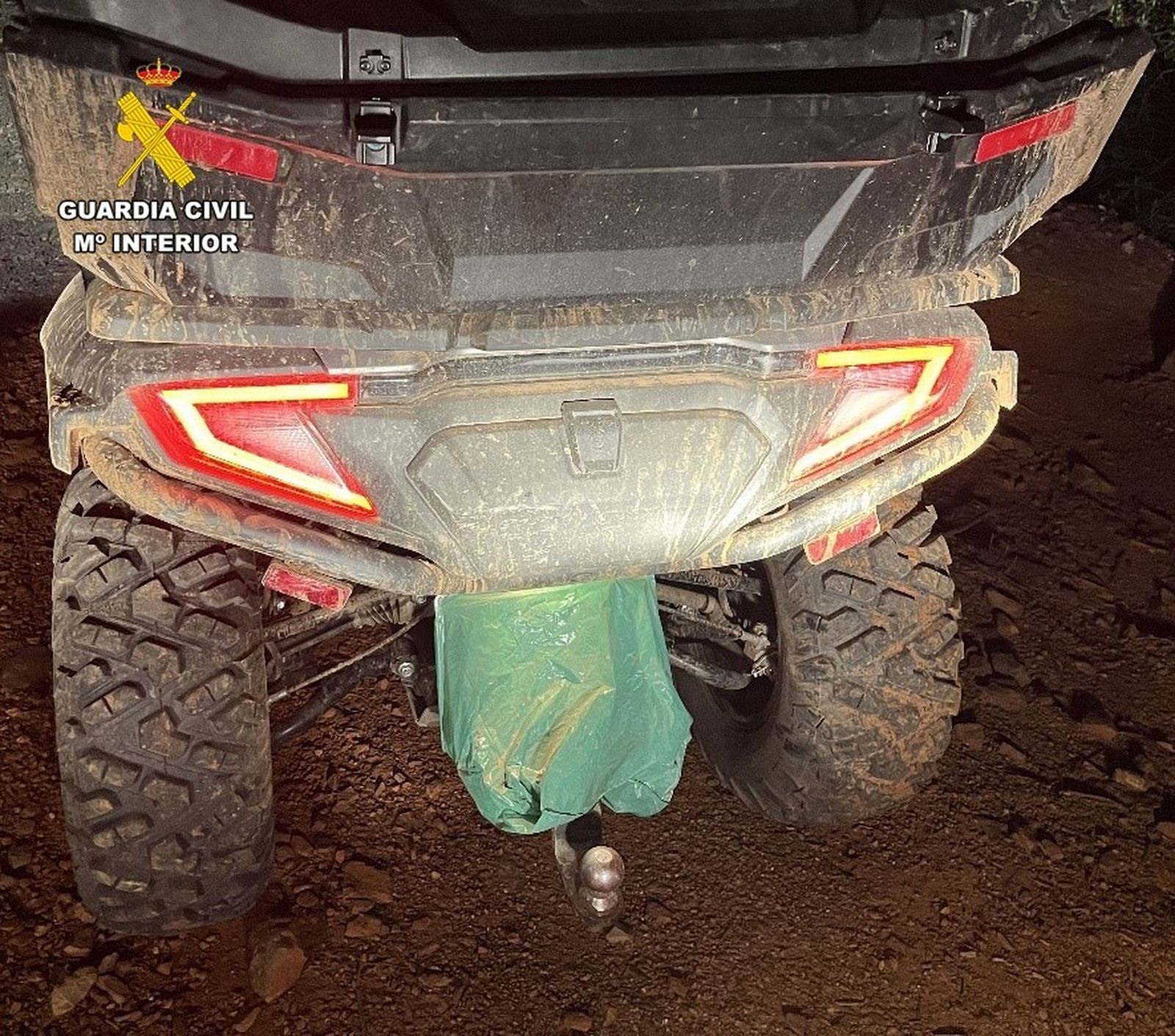 El vehículo con el que intentó huir el detenido.