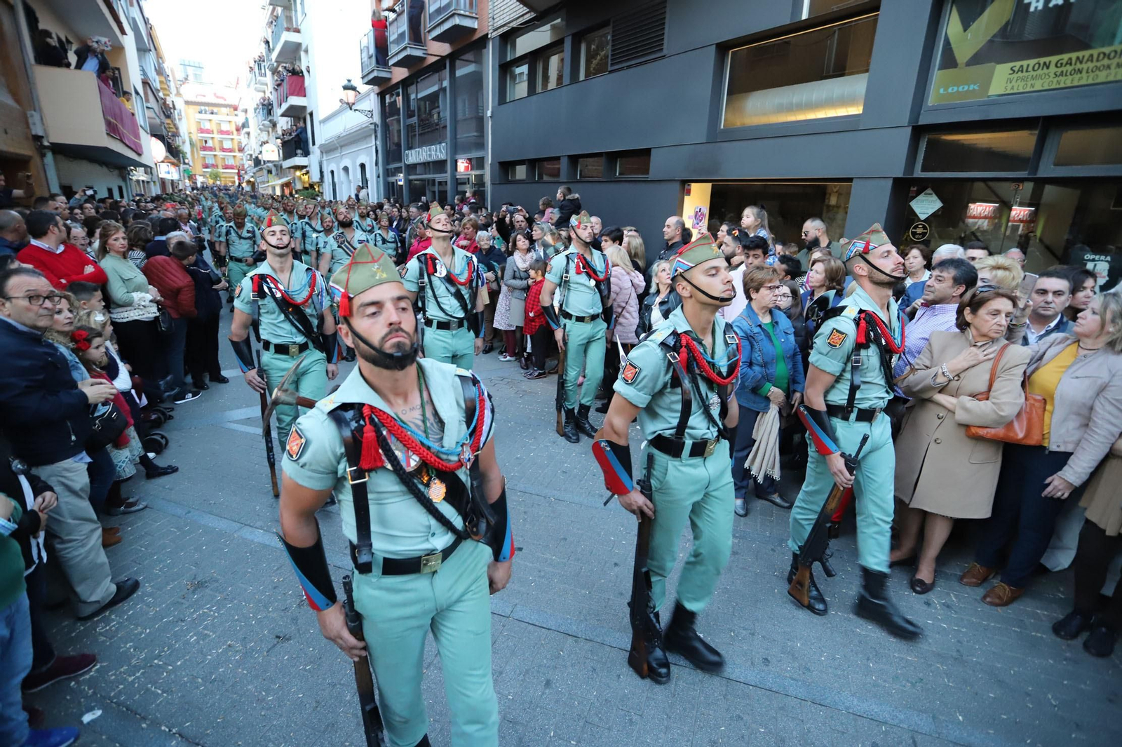 Procesión del Cristo de la Vera Cruz, escoltado por la Legión en las calles de Huelva