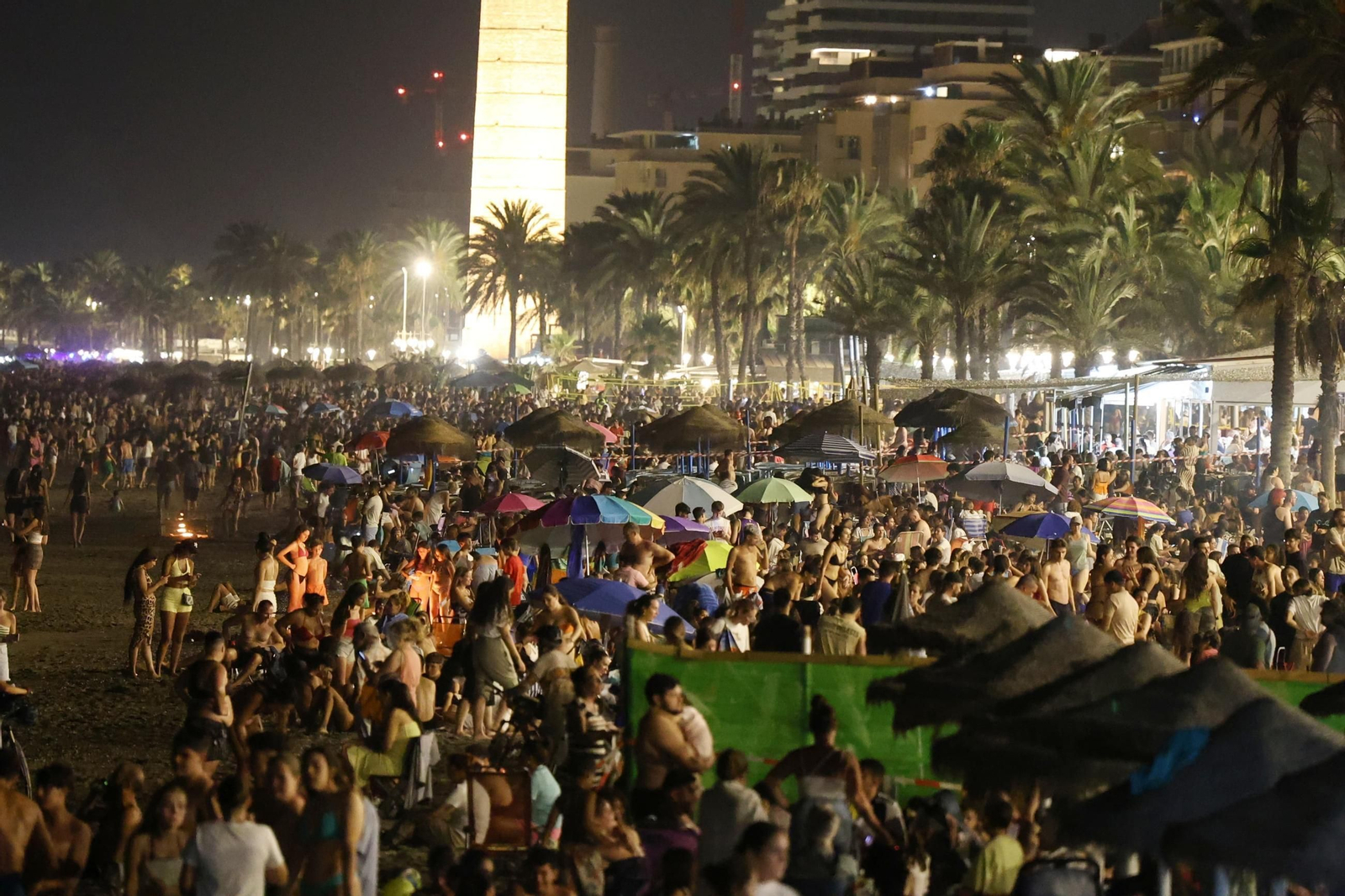 Así se vive la Noche de San Juan en la playa de la Malagueta de Málaga, en fotos