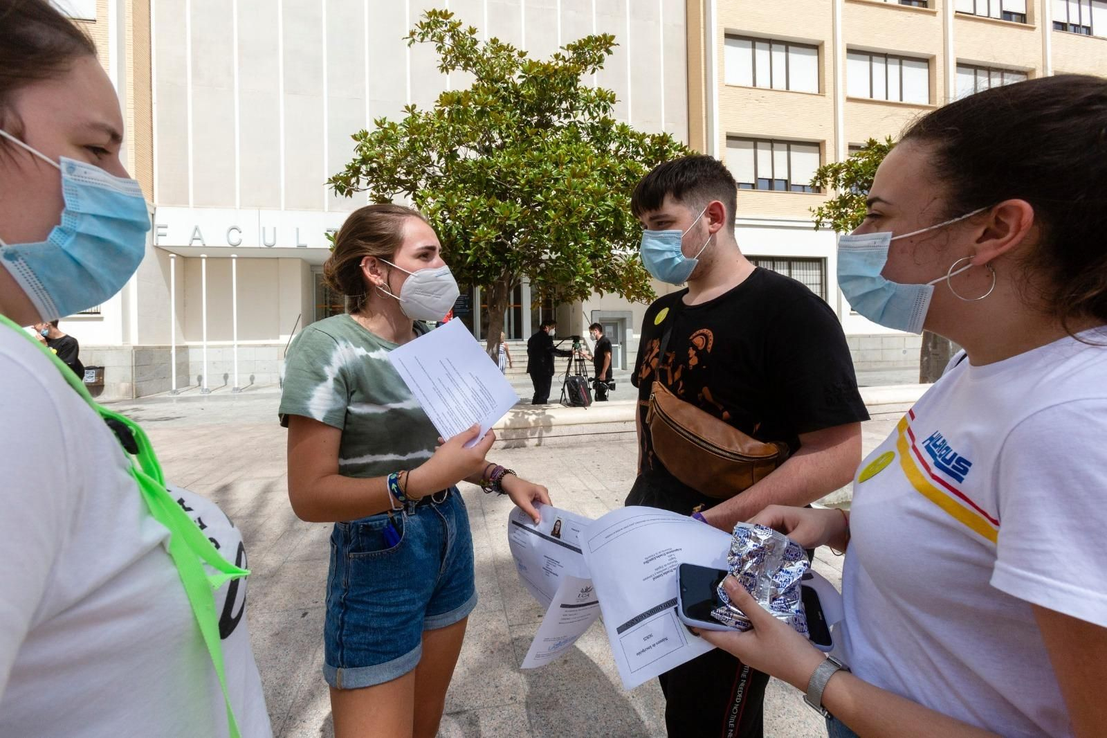 Alumnos conversan en la plaza de Fragela al acabar un examen de la Selectividad de julio.