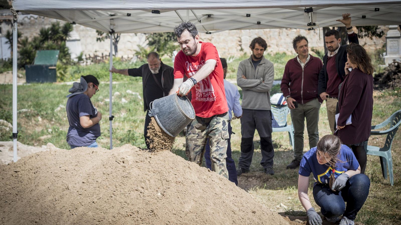 El concejal Martín Vila y algunos profesionales voluntarios que trabajan en la sepultura donde pueden estar los restos de Alfonso López Quera.
