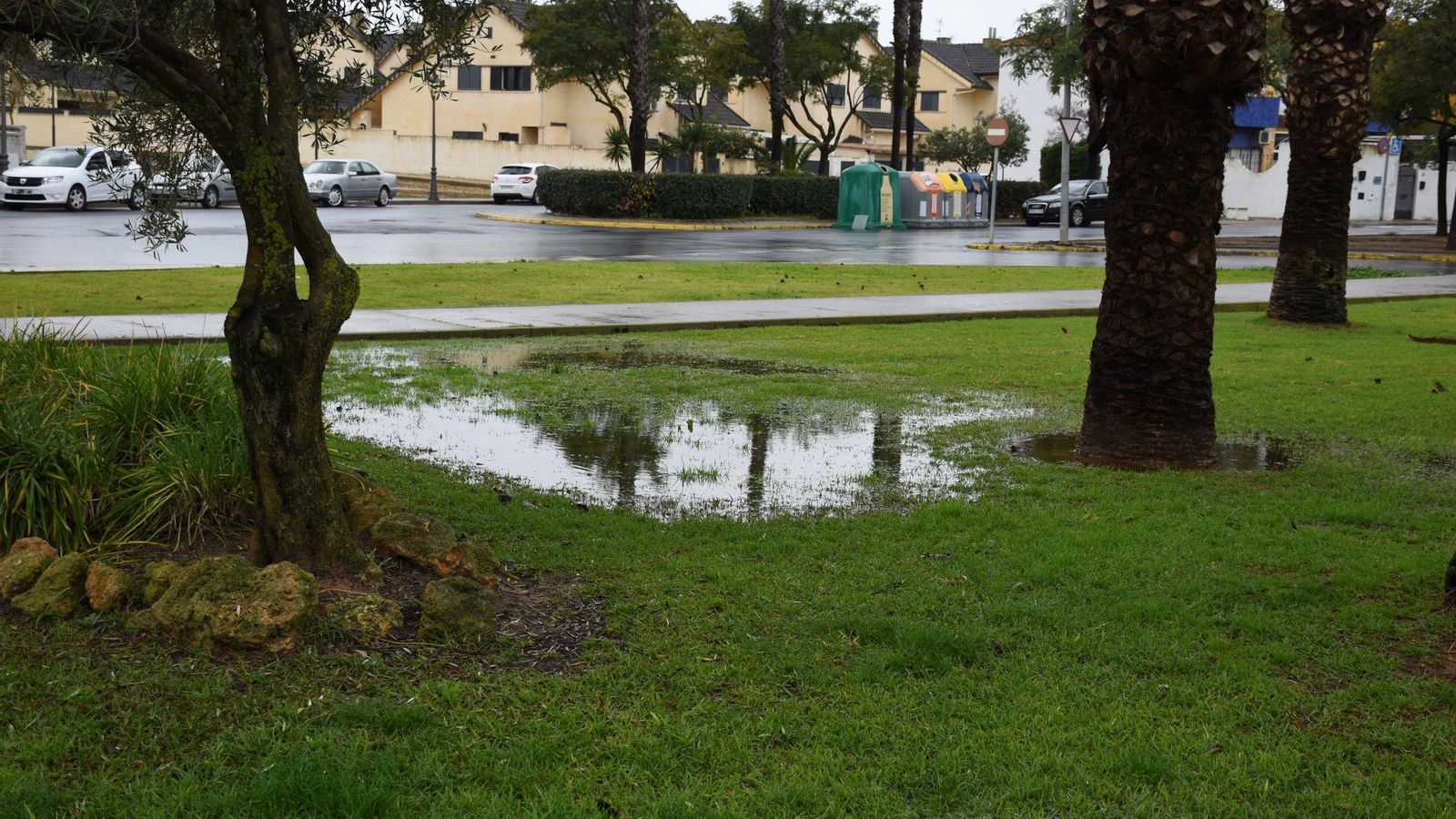 La lluvia forma charcos en los parques de Aljaraque.