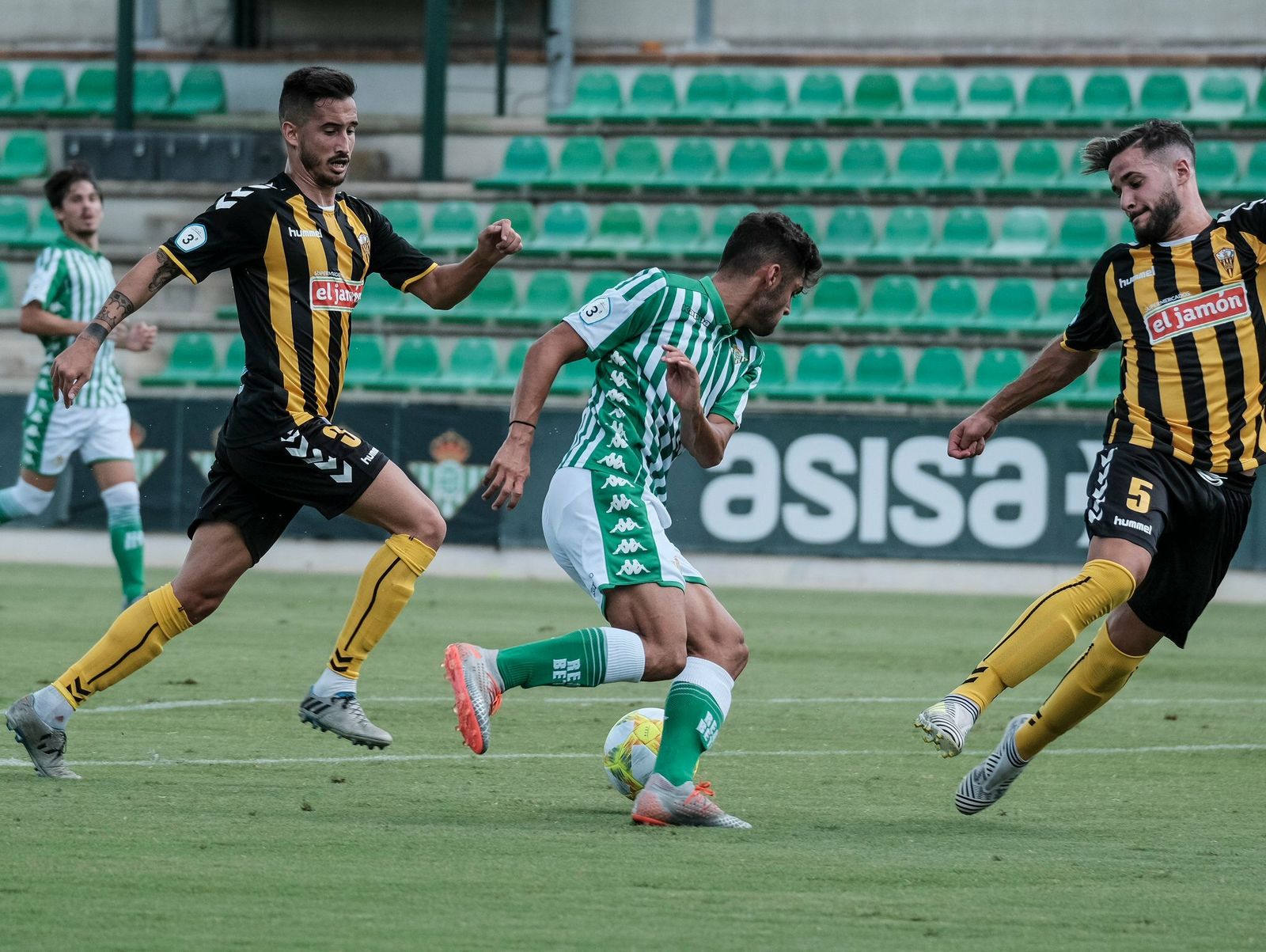 El San Roque no puntuó ante el Betis B, pero ofreció una buena imagen.