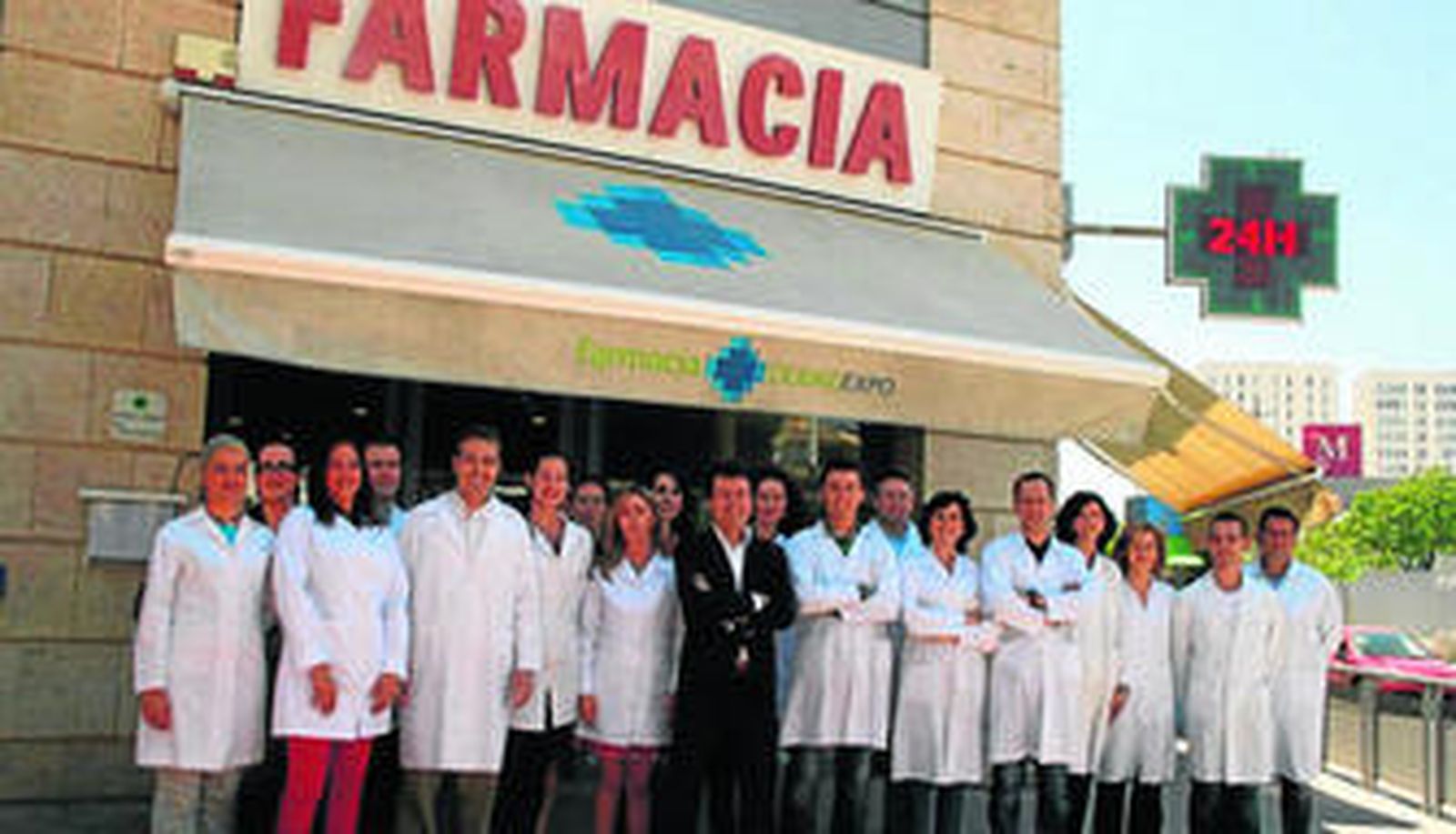 Francisco Galán, en el centro, rodeado por su equipo de farmacéuticos y técnicos, en la farmacia Ciudad Expo.