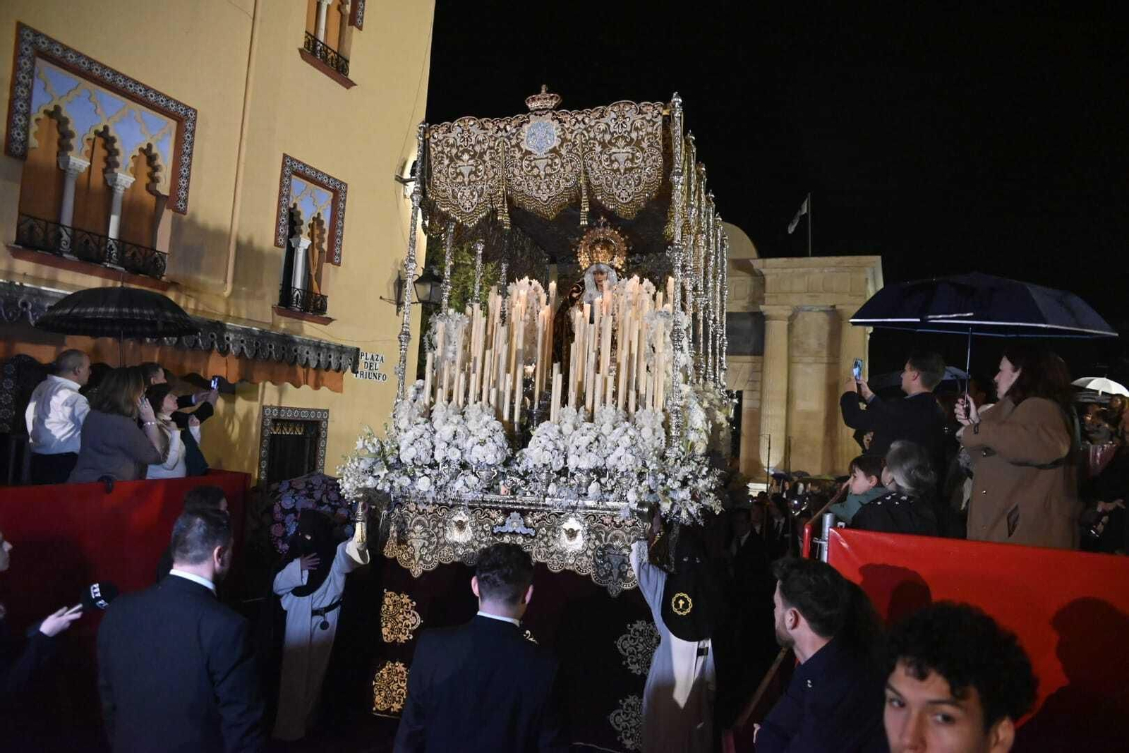La Virgen de la Encarnación de la hermandad del Amor bajo la lluvia.