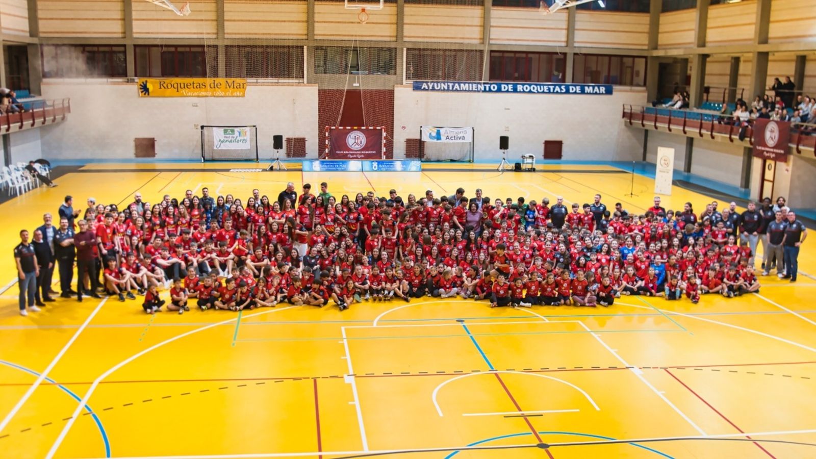 El Club Balonmano Roquetas presenta sus equipos para la temporada 2025-2026 en el Pabellón Máximo Cuervo.