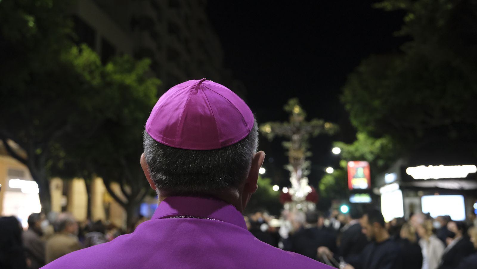 Procesión del Vía Crucis del Santo Cristo de la Escucha en Almería, en imágenes.