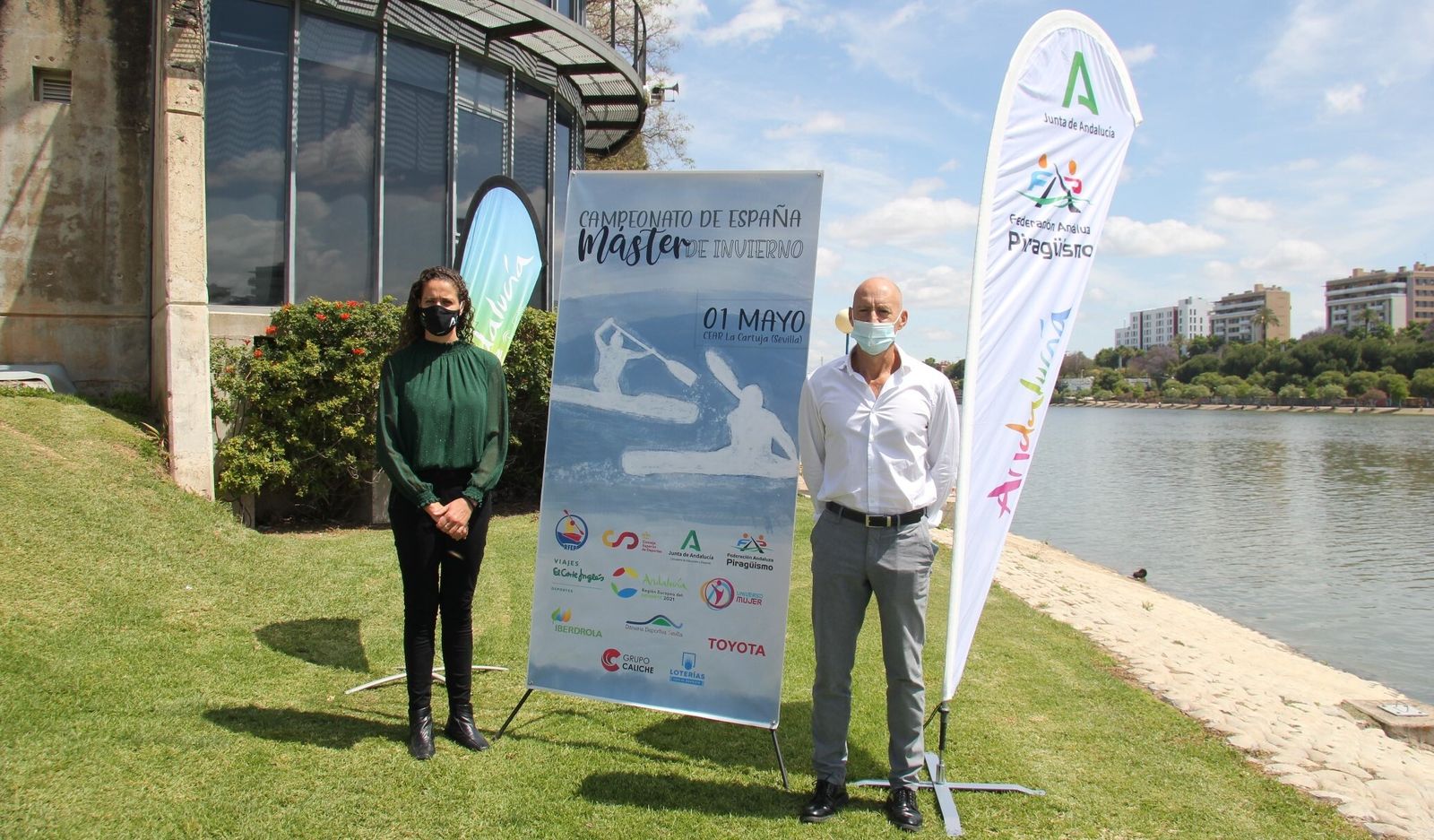 Isabel Sánchez y Miguel Grueiro, ante el cartel del LI Campeonato de España Máster.