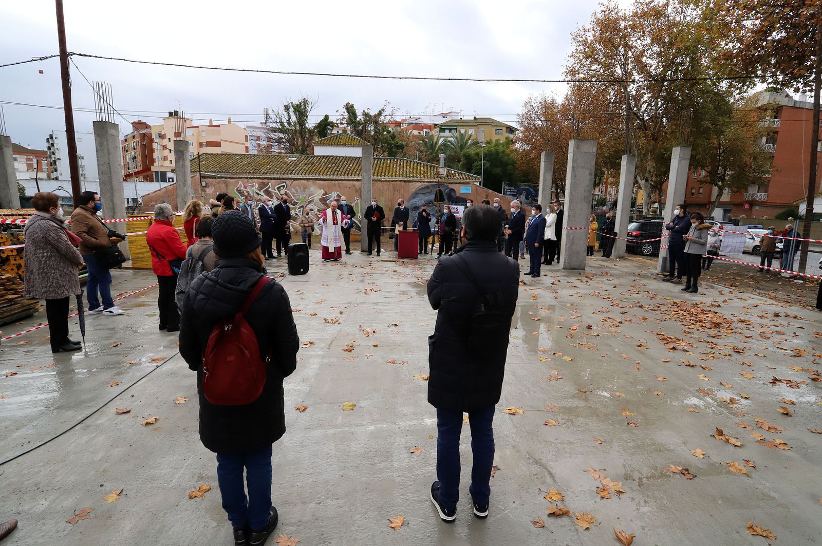 El Obispo de Huelva, Santiago Gómez, coloca la primera piedra de la nueva parroquia de Cristo Sacerdote, en imágenes