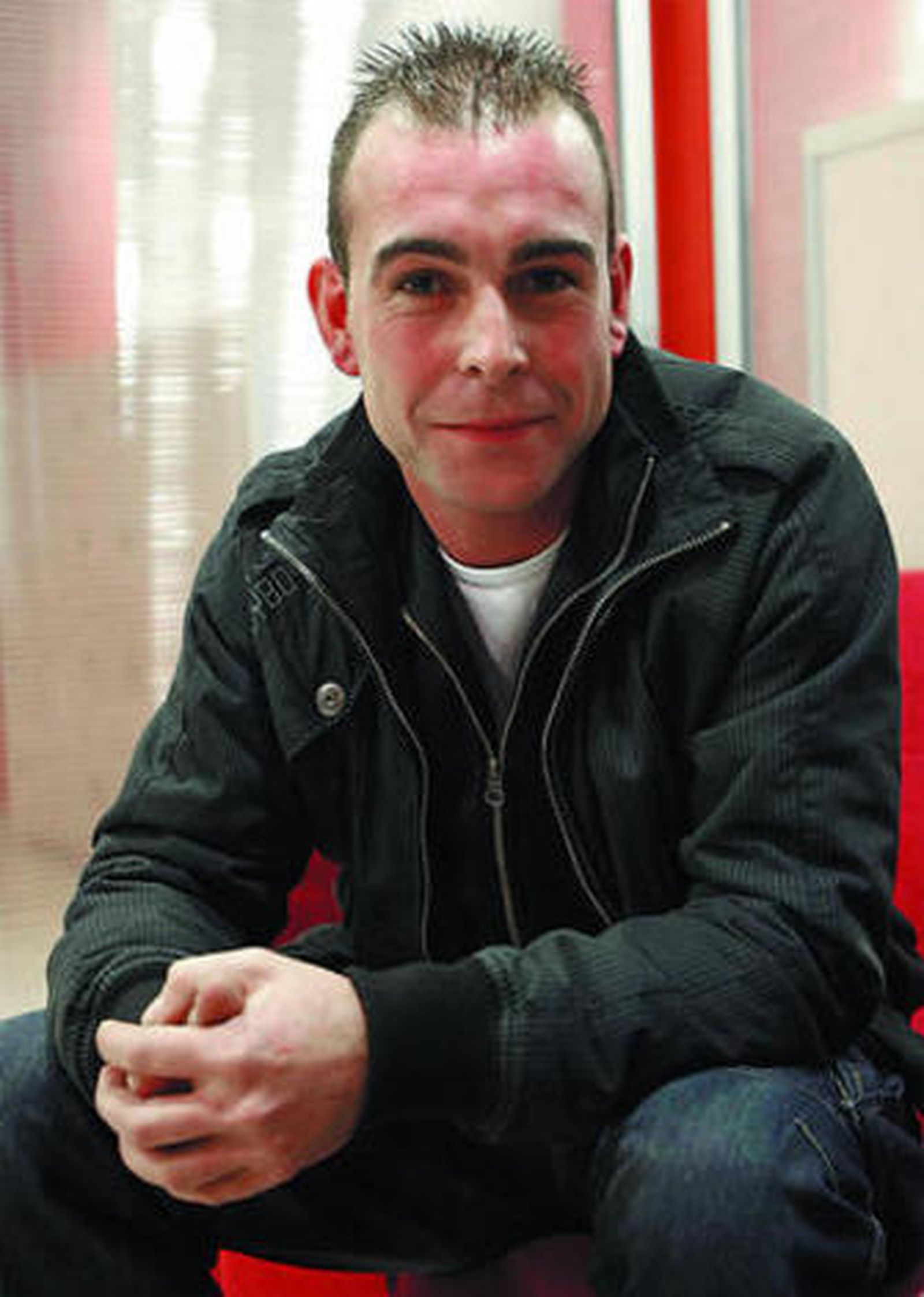 El joven absuelto, con 24 años ahora, posando para la entrevista.