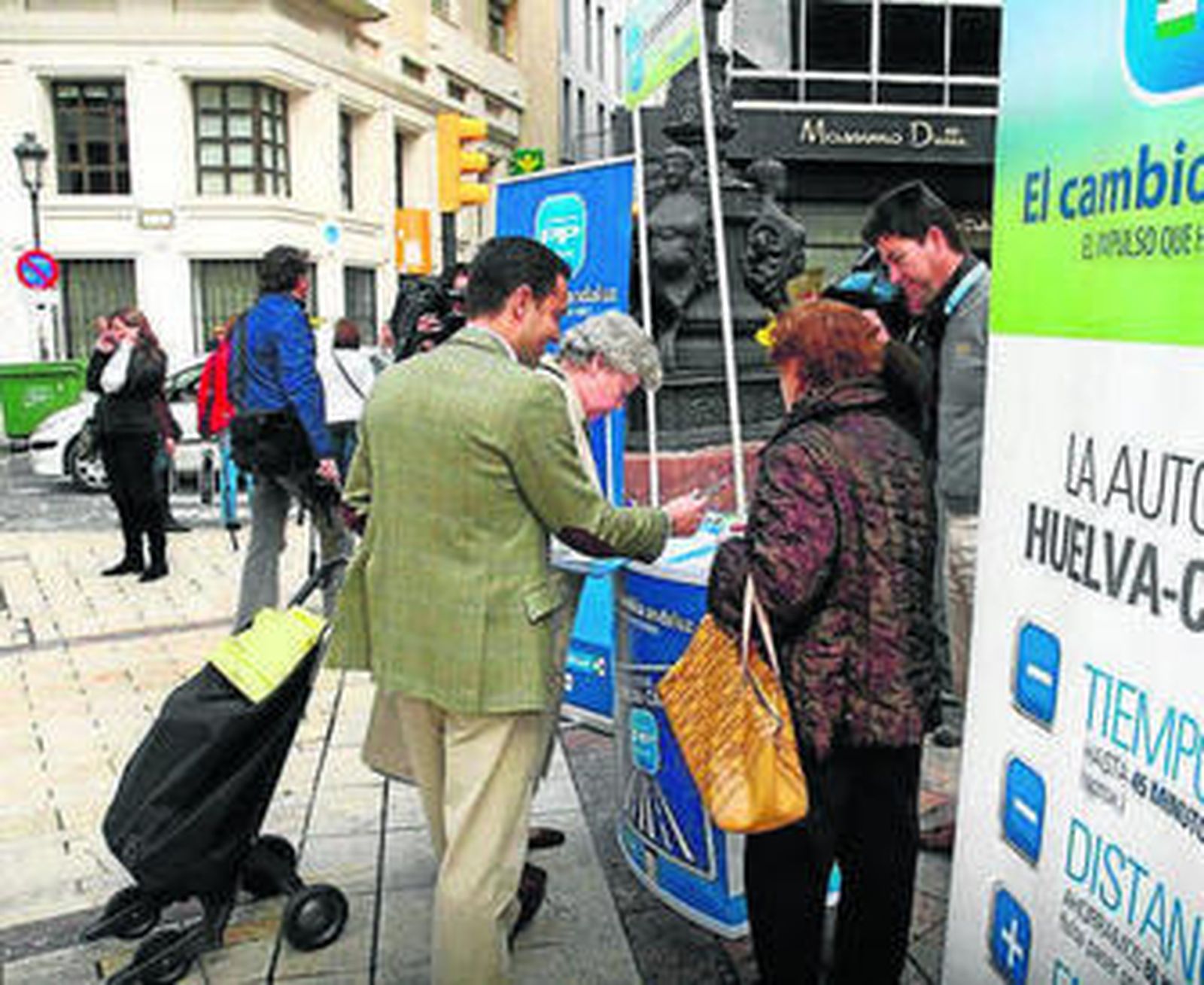 Un grupo de personas muestró ayer su apoyo a la campaña del PP.