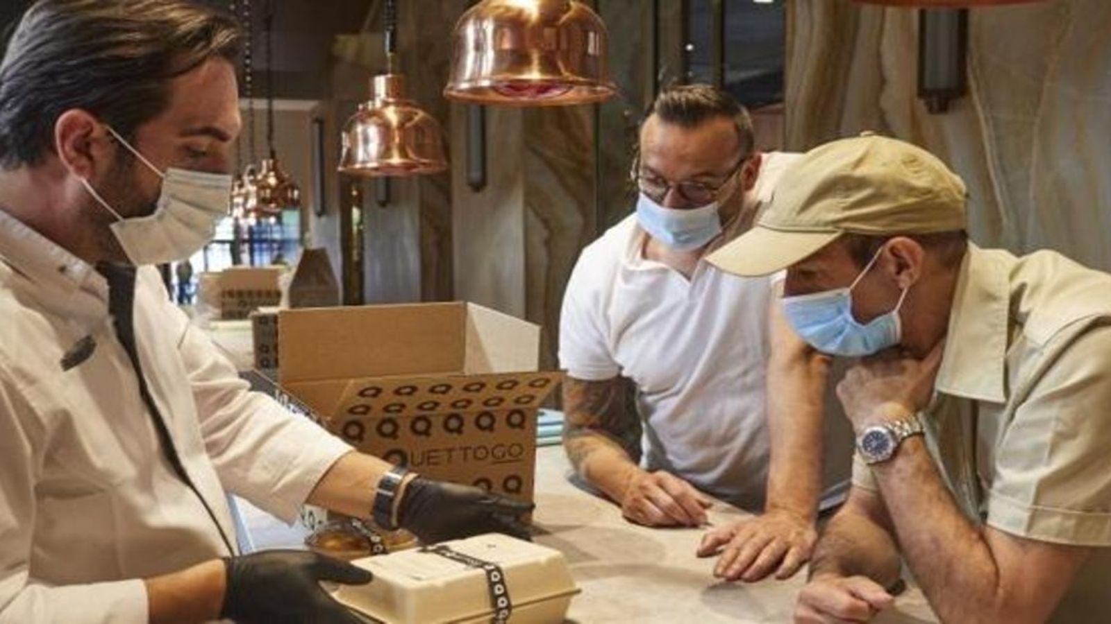 Mario Sandoval, preparando uno de sus envíos navideños de comida a domicilio.
