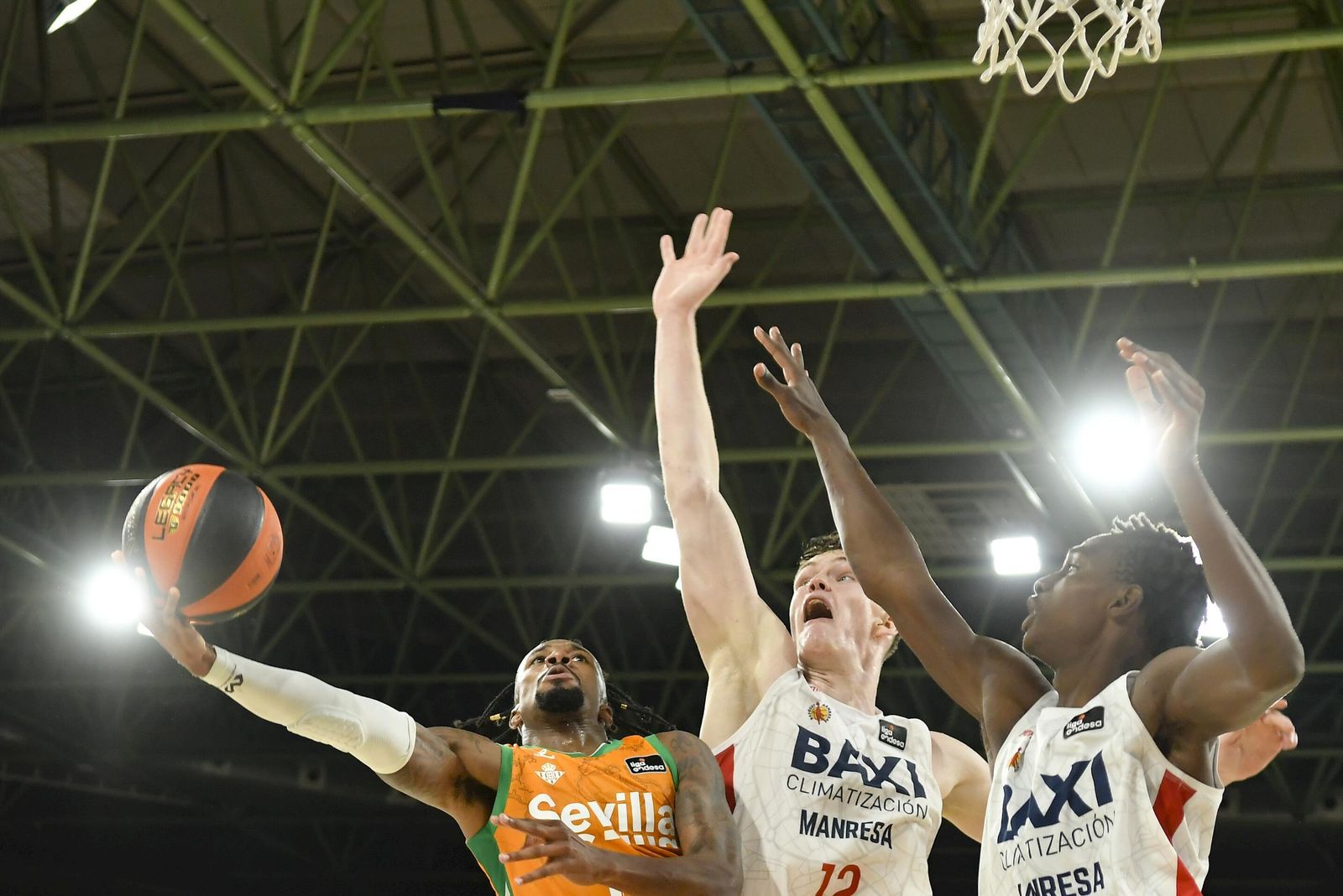 Shannon Evans lanza ante dos jugadores del Manresa.