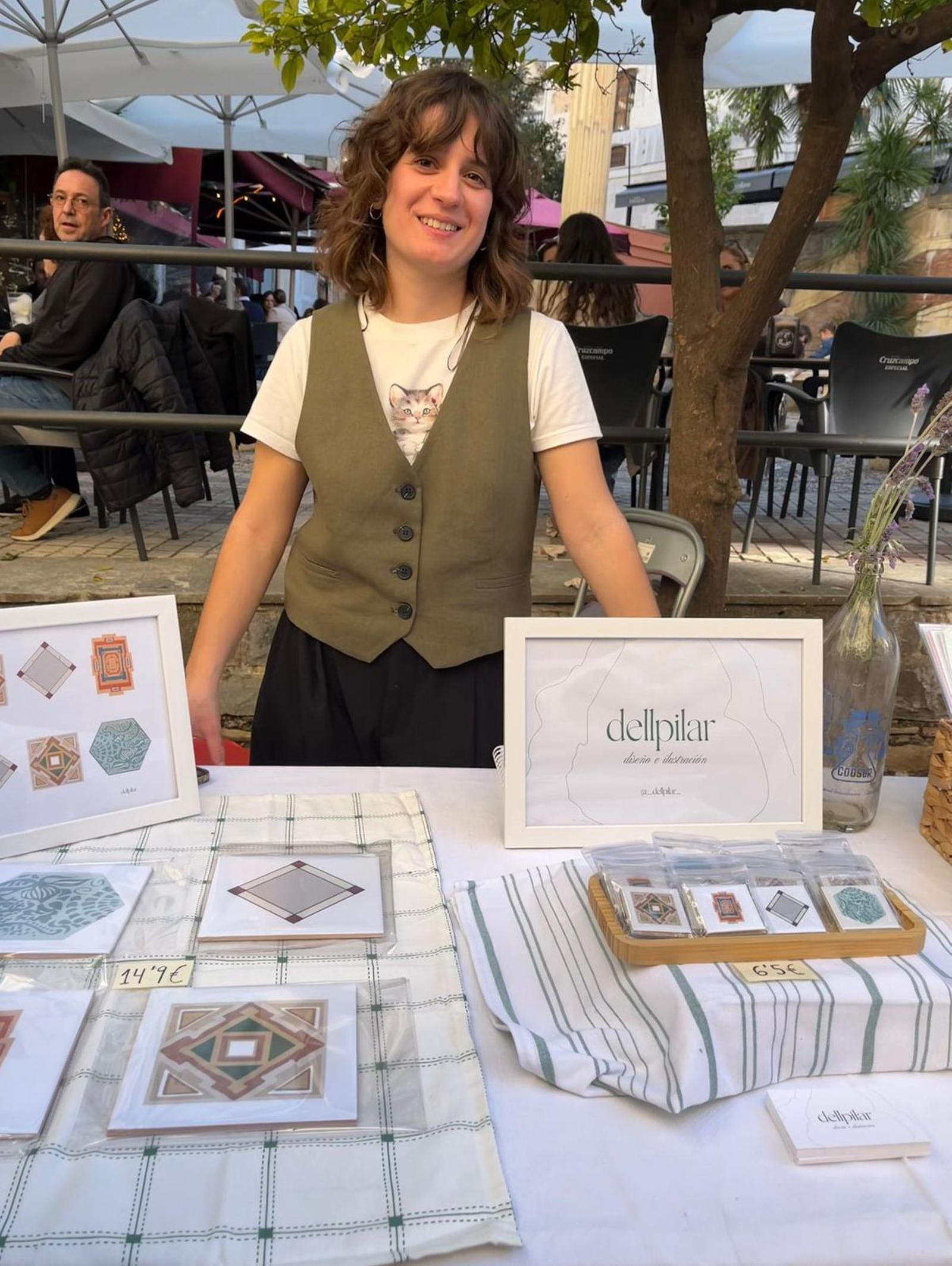 Pilar Garrido, al frente de 'Dellpilar', durante una muestra de creadores jiennenses en la Plaza del Pósito.