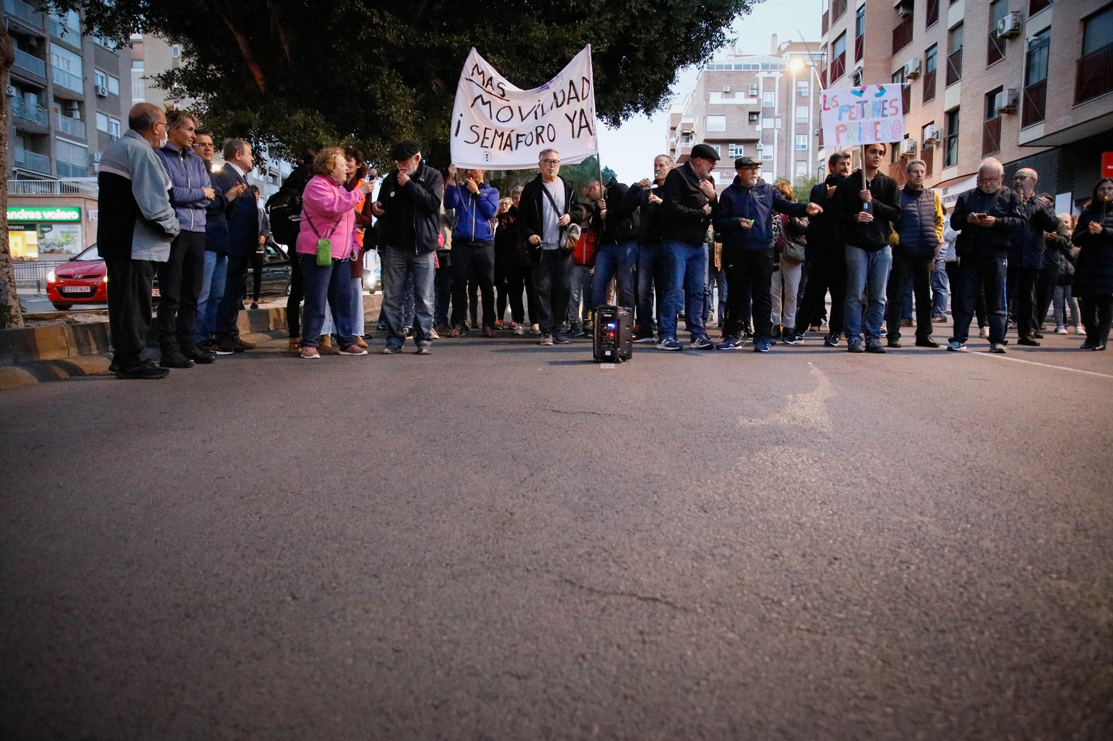 Imágenes de la protesta de los vecinos en la avenida del Mediterráneo  para reclamar paso de peatones con semáforo