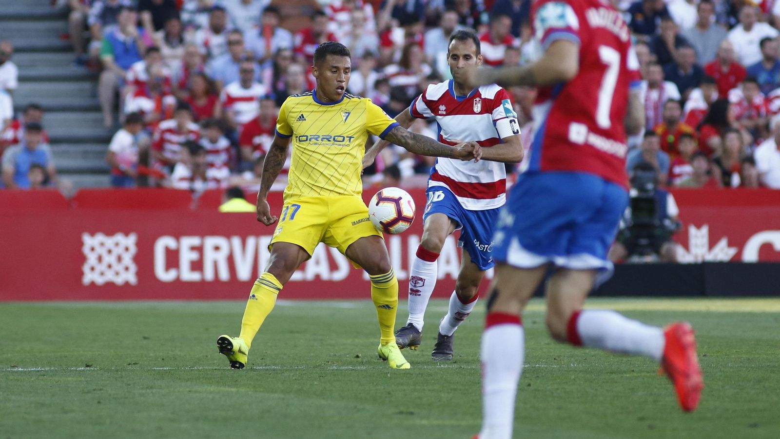 Víctor Díaz persigue a Machís en el duelo disputado con el Cádiz en Los Cármenes.