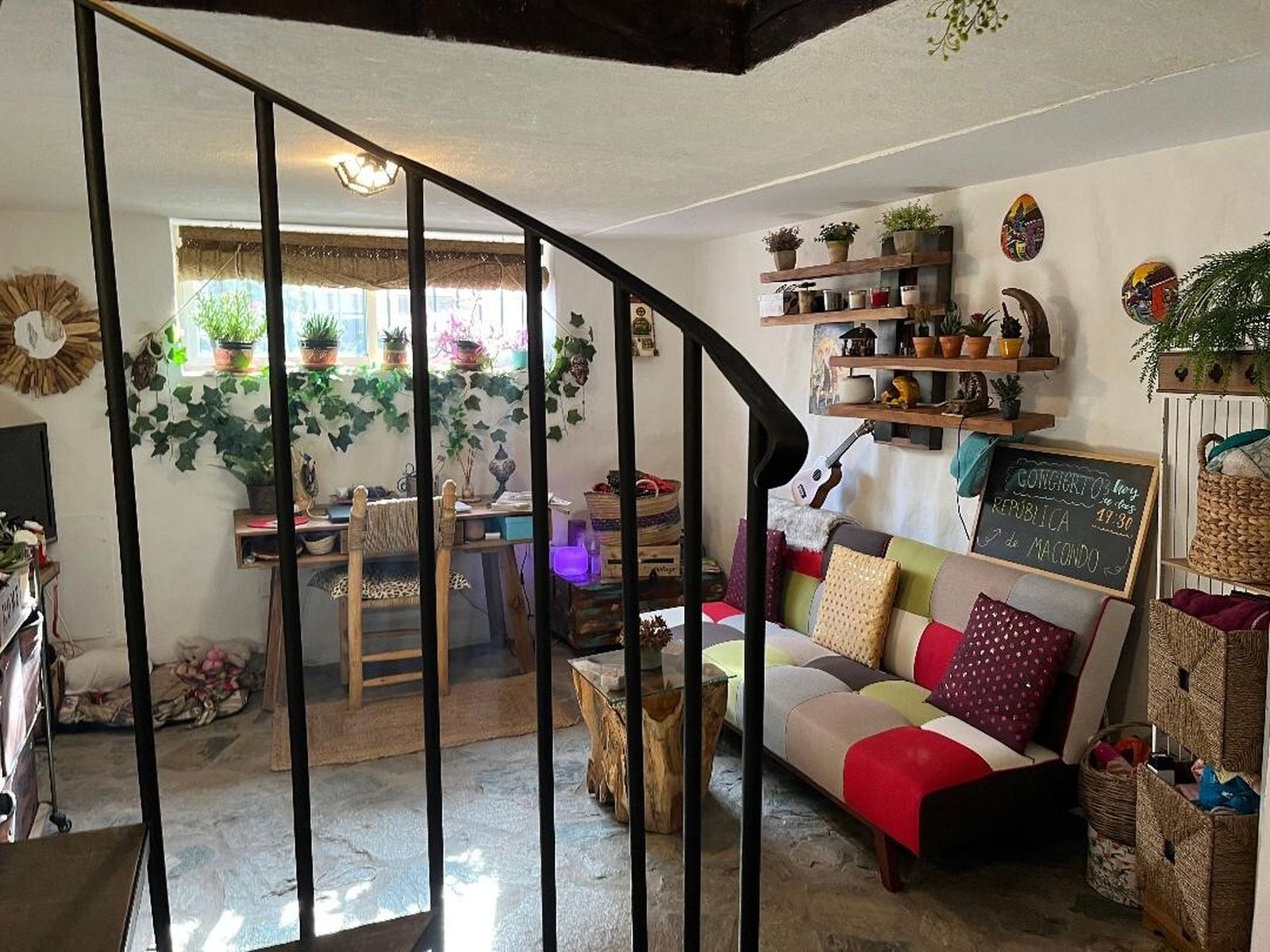 Estudio con mesa de roble y silla de enea.