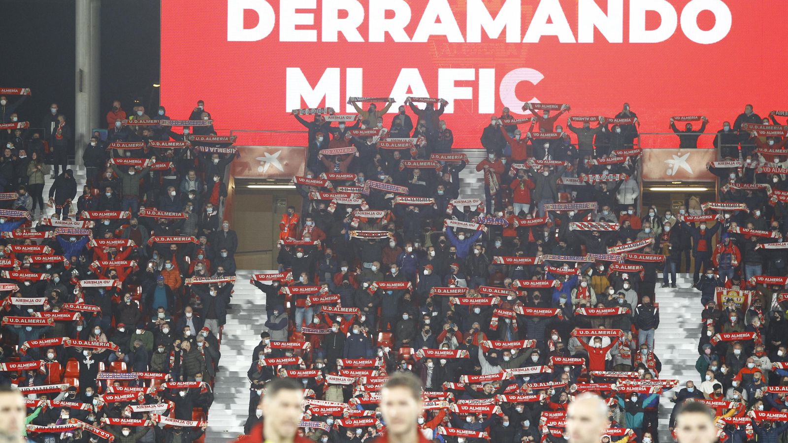 La afición, con las bufandas al viento, coreó al unísono el himo a capella por primera vez en el Juegos Mediterráneos