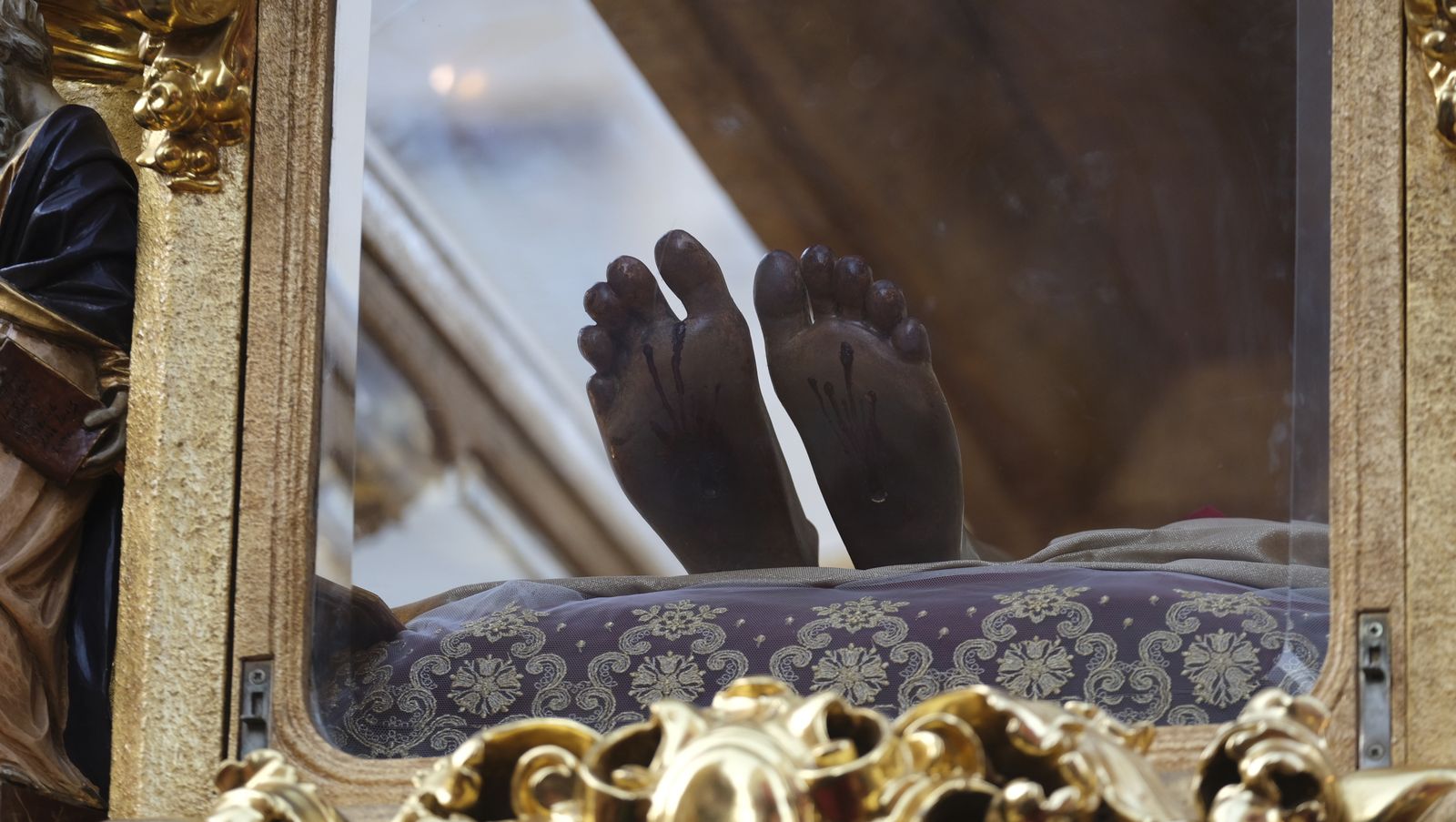 Procesión del Santo Entierro en Almería, en imágenes