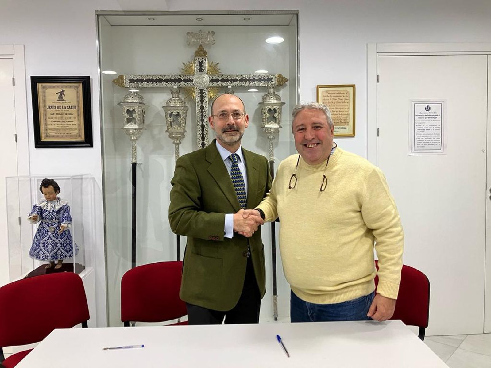 El hermano mayor, José Antonio Fernández, y Julio Vera, director de la banda